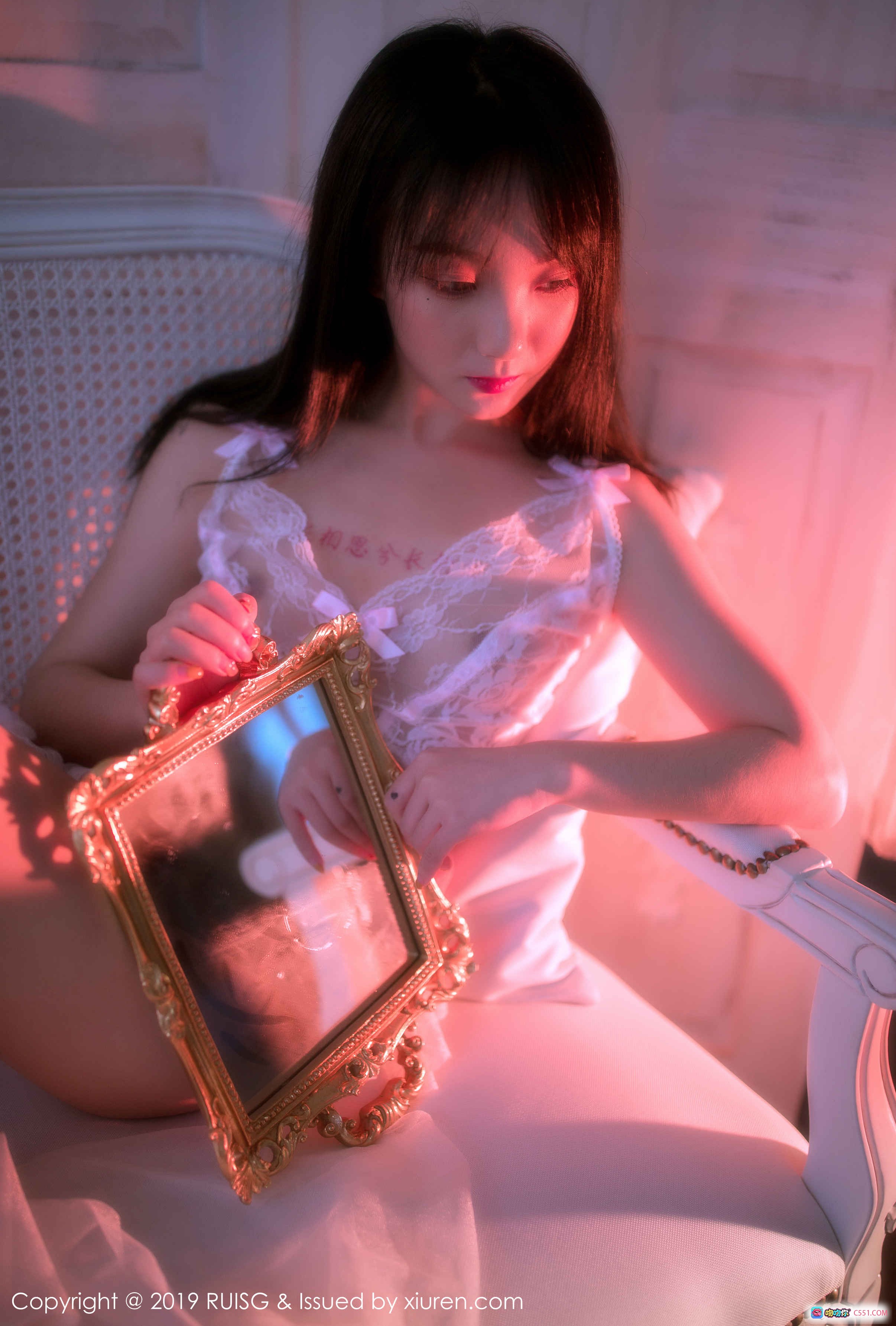 小葡萄miki蕾丝睡衣写真｜粉色光影梦幻氛围｜复古金框镜子自拍｜RUISG瑞丝馆2019 VOL.079 - 就要吻