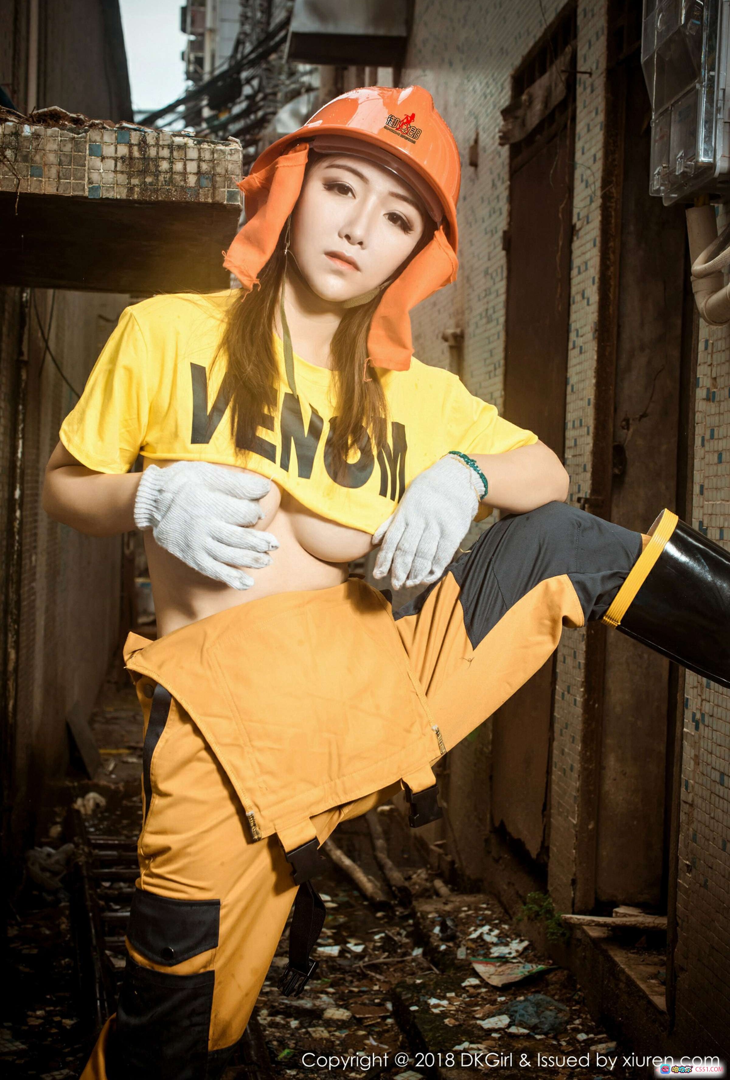 DKGirl媛美人2018工装写真｜橙色安全帽+黄色VENOMT恤+工地废墟背景+性感露胸造型+手套长靴搭配 - 就要吻