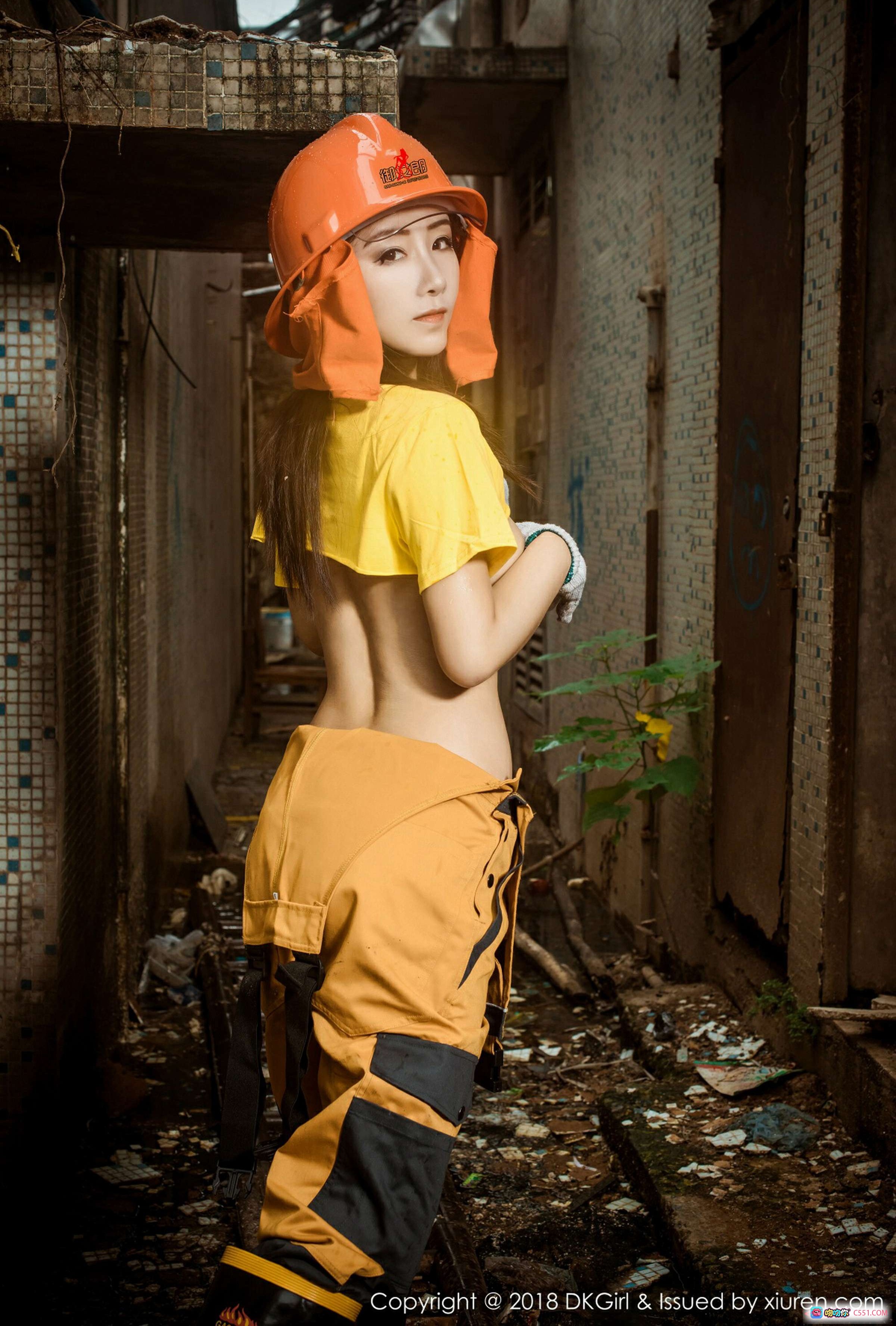图片[7] - DKGirl媛美人2018工装写真｜橙色安全帽+黄色VENOMT恤+工地废墟背景+性感露胸造型+手套长靴搭配 - 就要吻