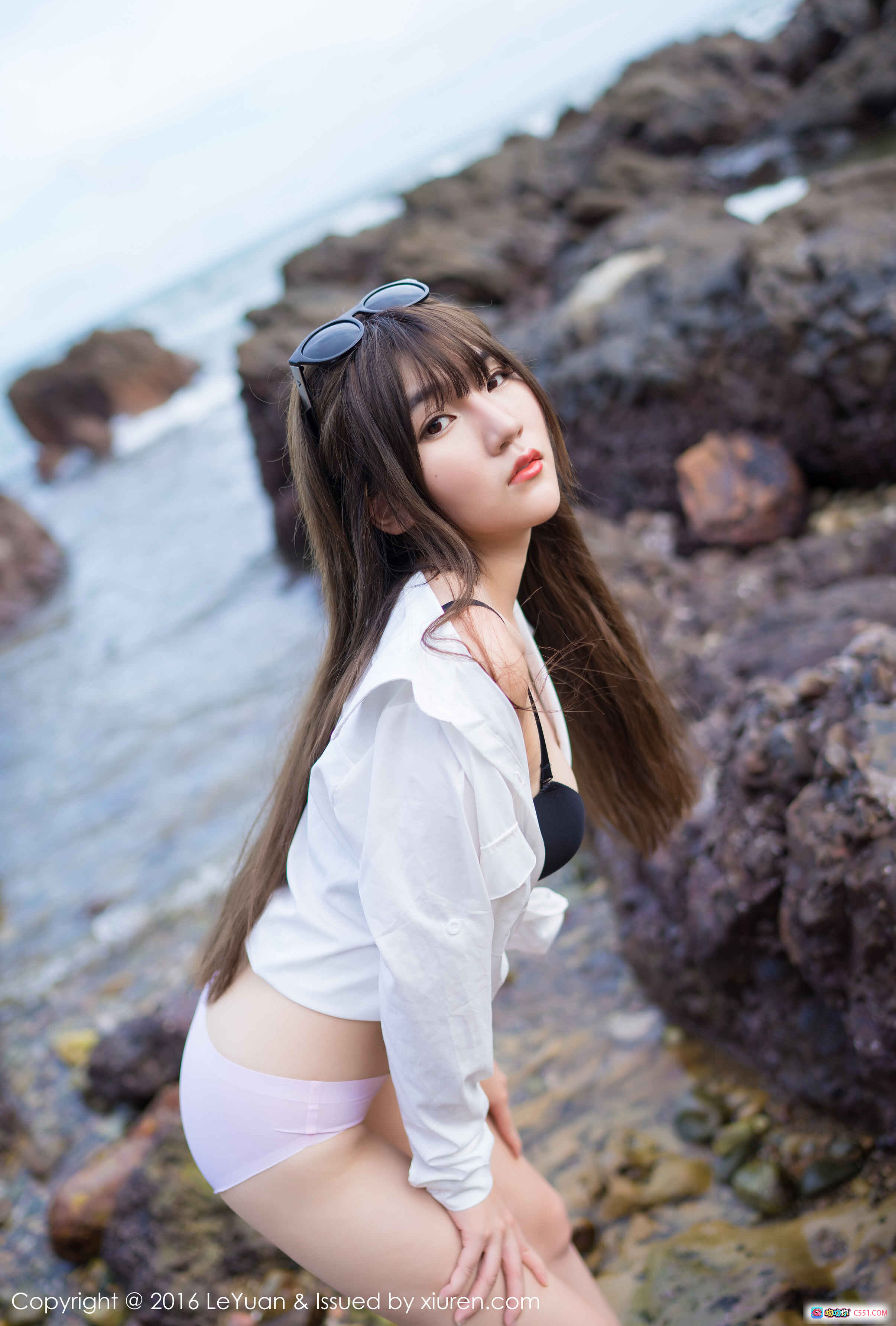 图片[9] - 海边岩石旁白衬衫露背少女背影写真 | LeYuan星乐园2016 VOL.012冷不丁高清图集 - 就要吻