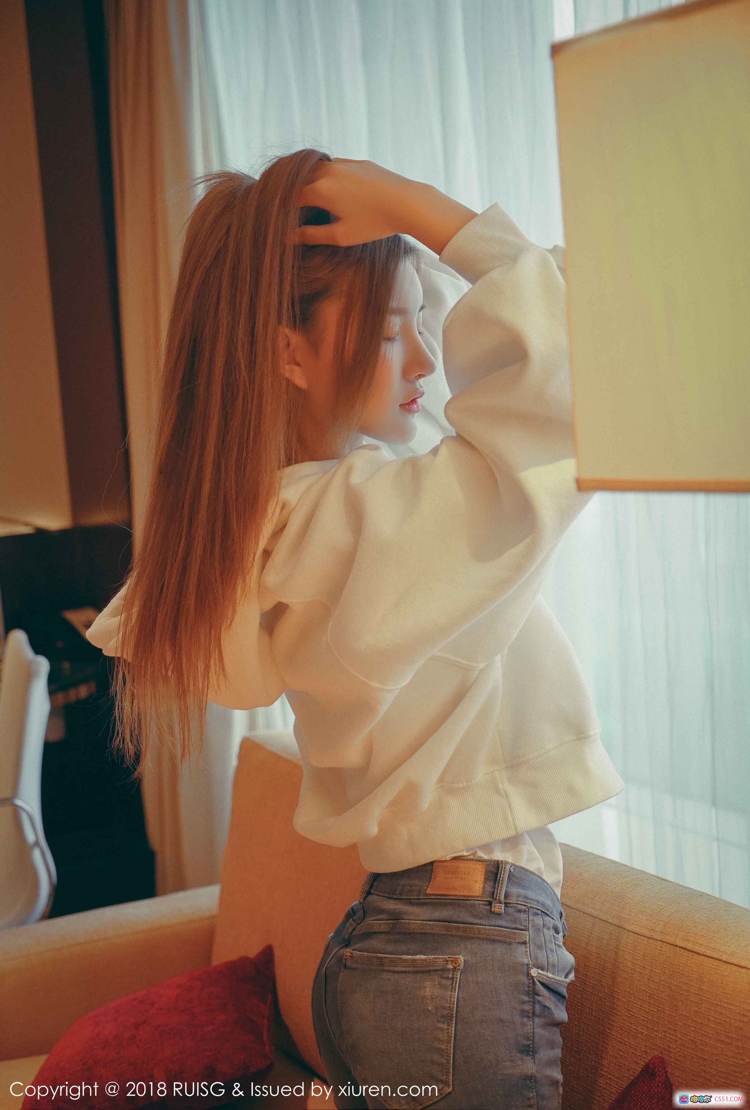 图片[3] - RUISG瑞丝馆M梦baby温柔居家风写真｜白色连帽卫衣+红色抱枕+浅色牛仔裤｜2018年4月清新少女摄影集 - 就要吻