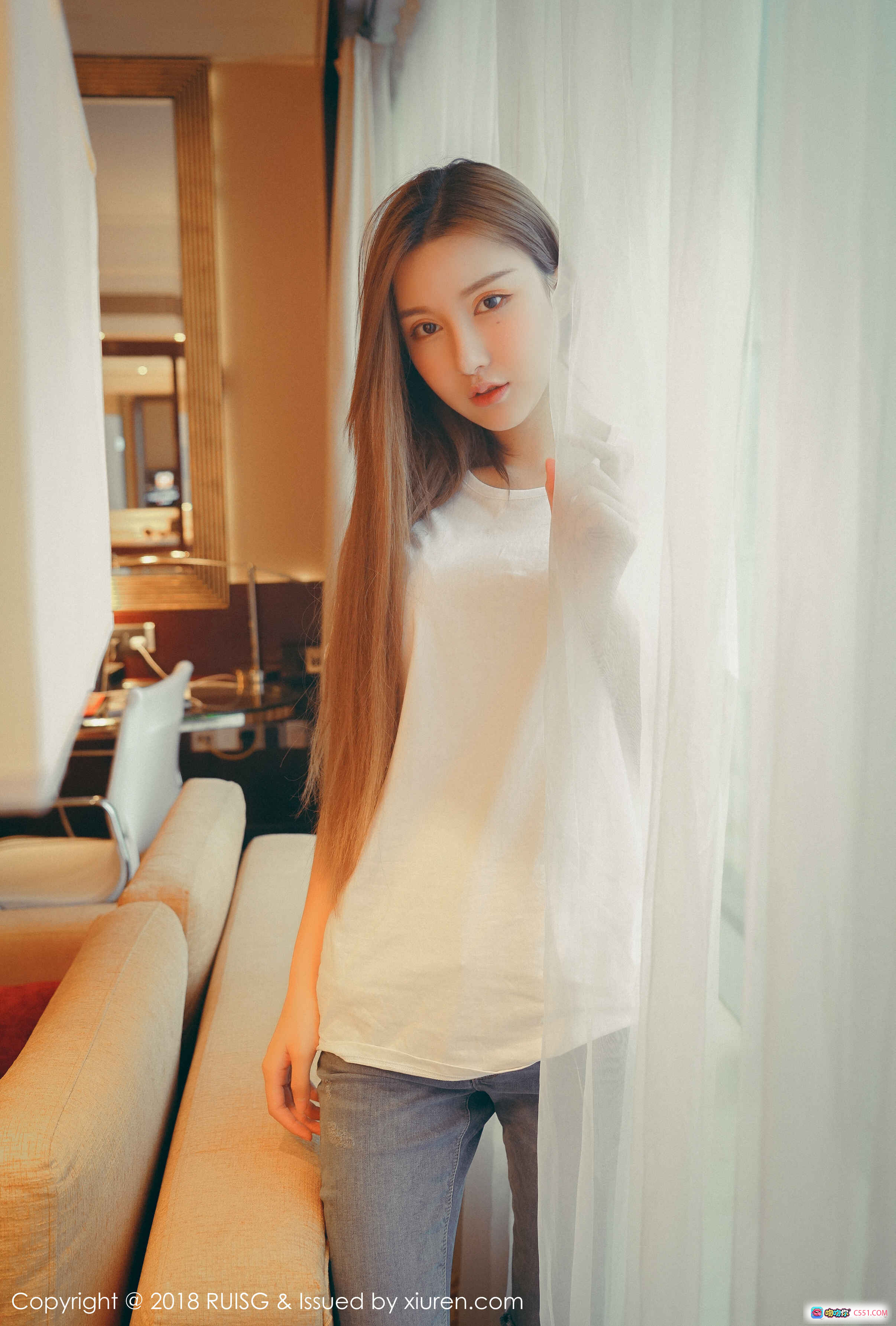 图片[4] - RUISG瑞丝馆M梦baby温柔居家风写真｜白色连帽卫衣+红色抱枕+浅色牛仔裤｜2018年4月清新少女摄影集 - 就要吻