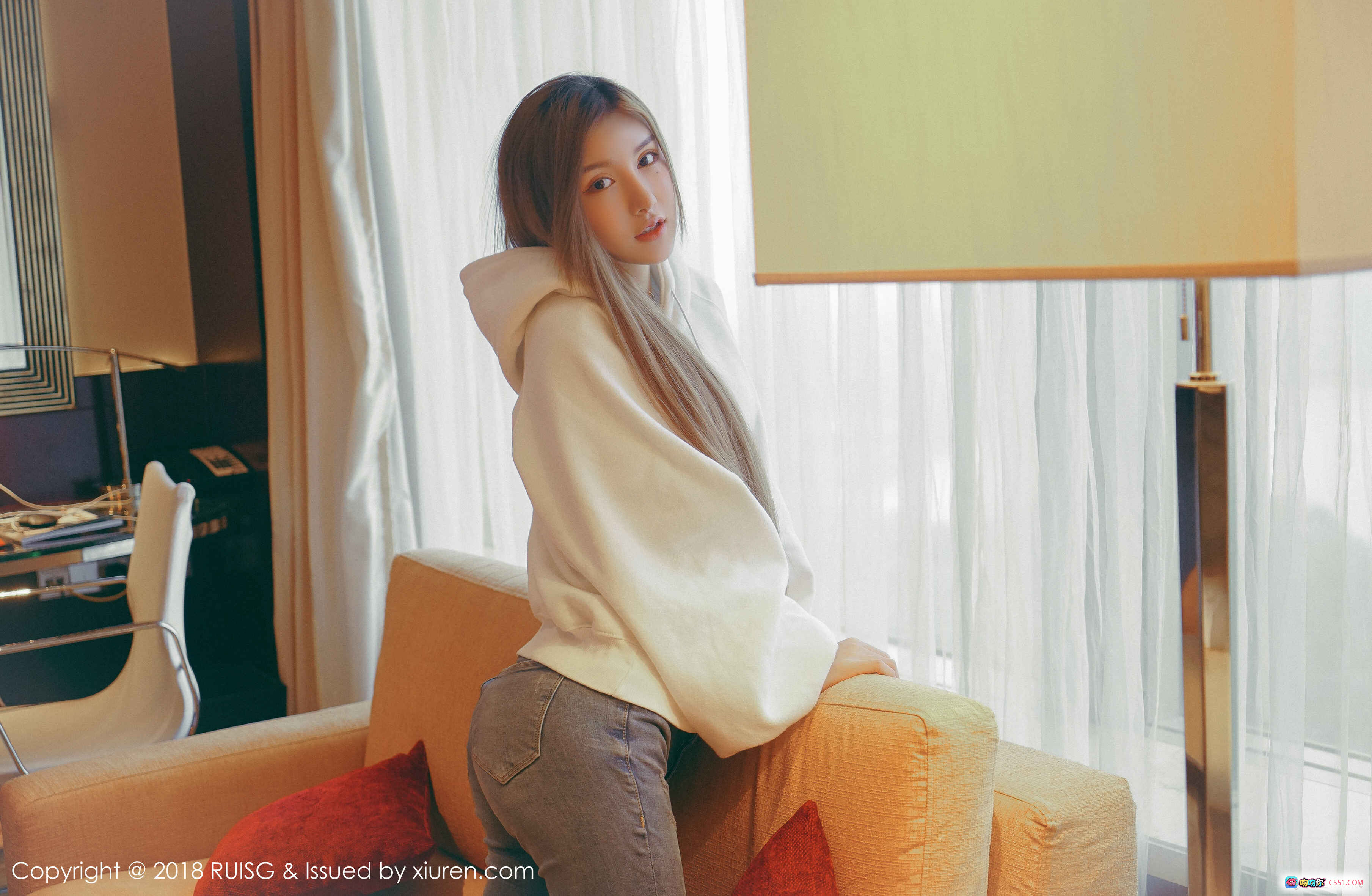 图片[10] - RUISG瑞丝馆M梦baby温柔居家风写真｜白色连帽卫衣+红色抱枕+浅色牛仔裤｜2018年4月清新少女摄影集 - 就要吻