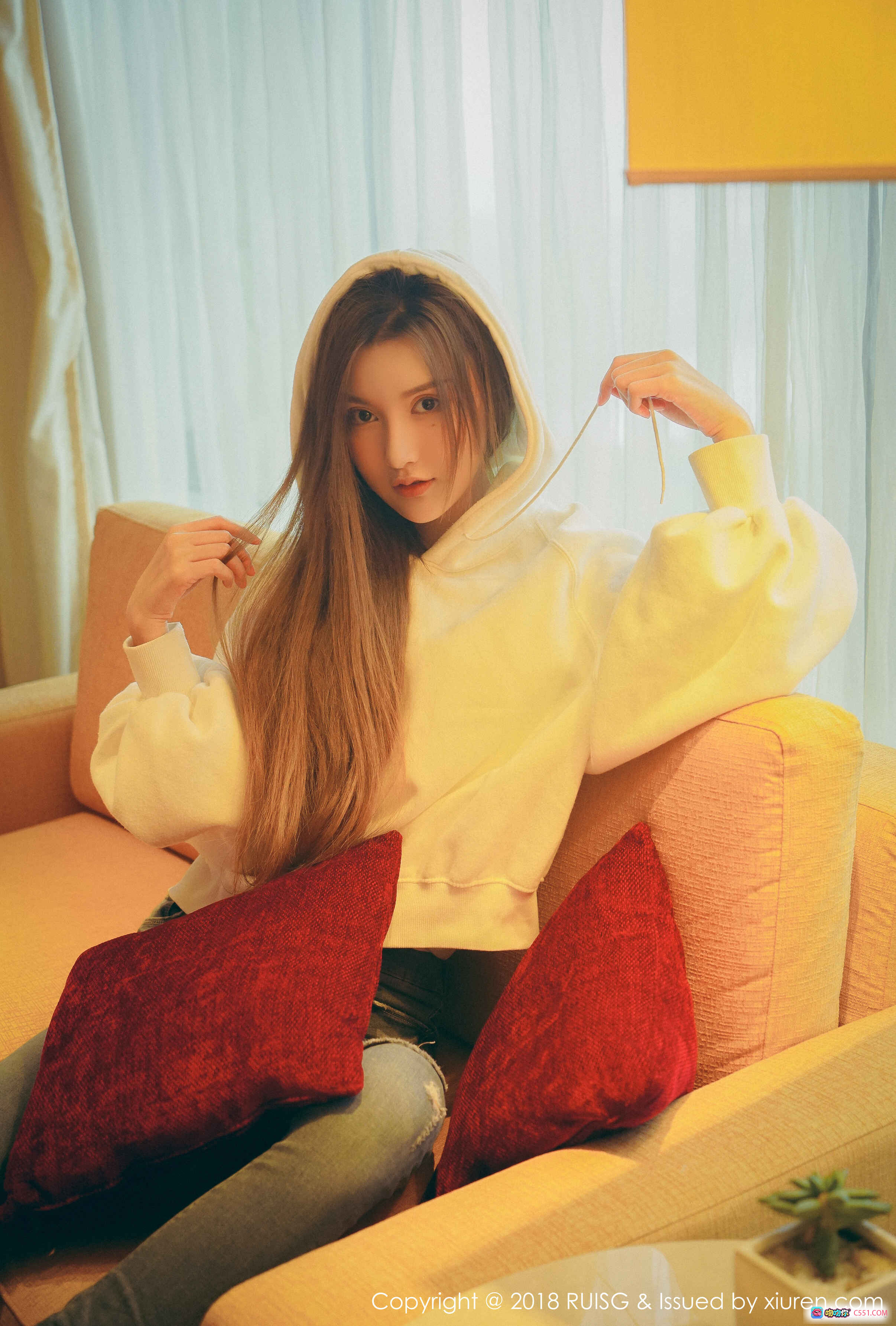 RUISG瑞丝馆M梦baby温柔居家风写真｜白色连帽卫衣+红色抱枕+浅色牛仔裤｜2018年4月清新少女摄影集 - 就要吻