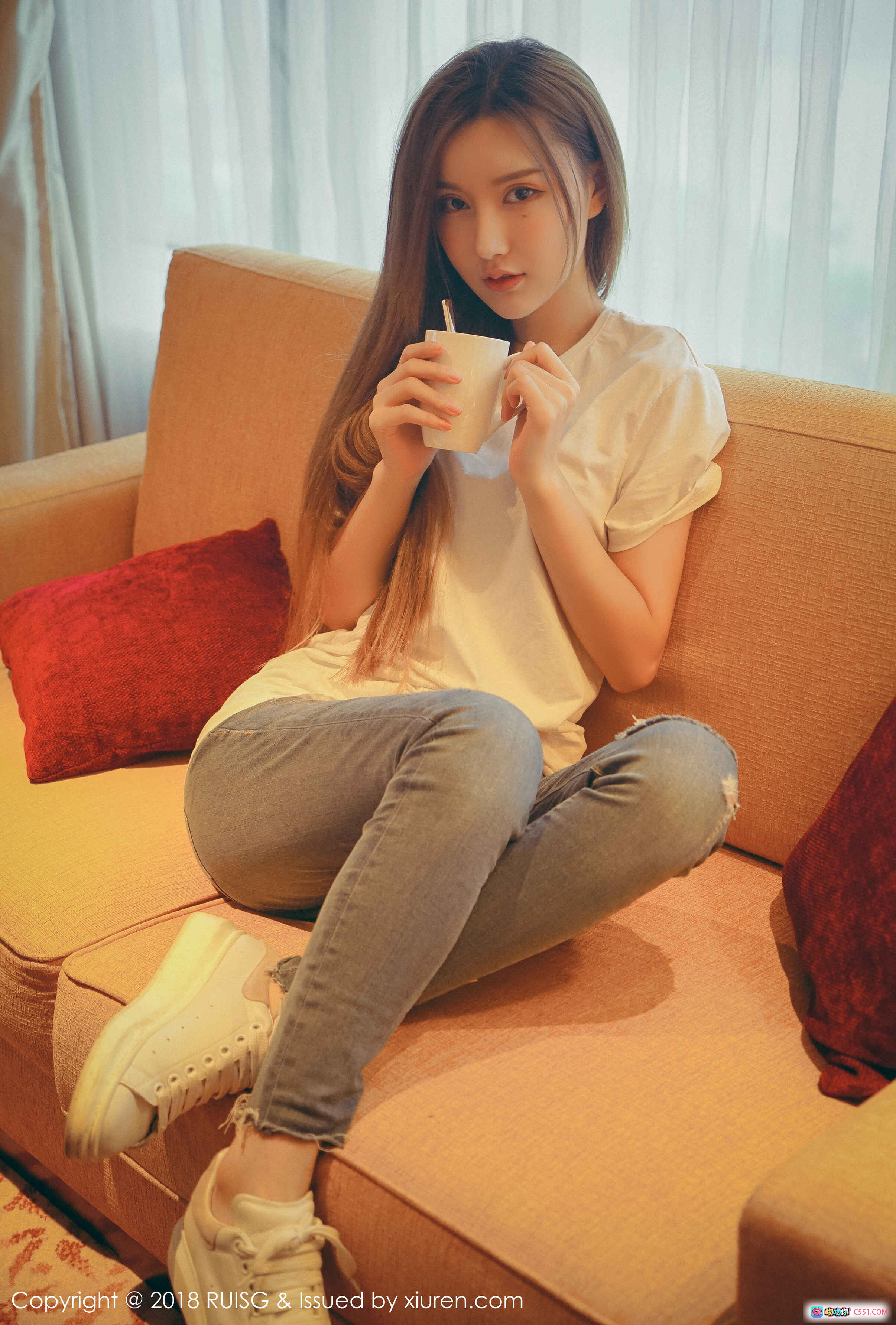 图片[9] - RUISG瑞丝馆M梦baby温柔居家风写真｜白色连帽卫衣+红色抱枕+浅色牛仔裤｜2018年4月清新少女摄影集 - 就要吻