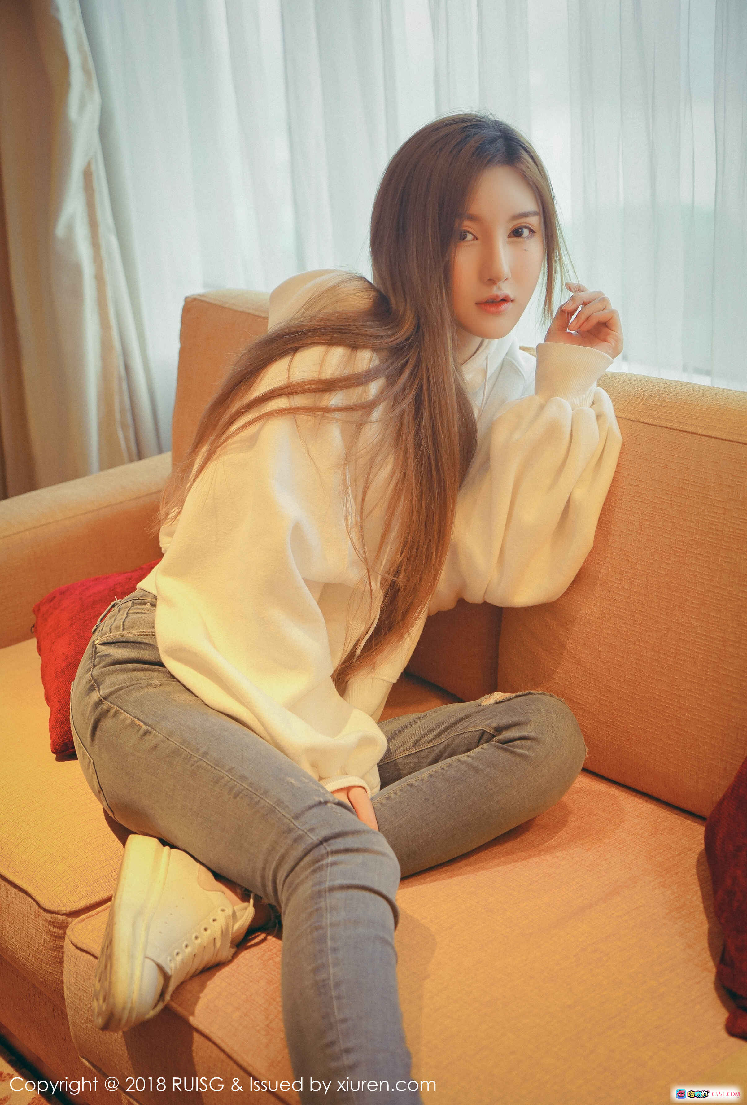 图片[6] - RUISG瑞丝馆M梦baby温柔居家风写真｜白色连帽卫衣+红色抱枕+浅色牛仔裤｜2018年4月清新少女摄影集 - 就要吻