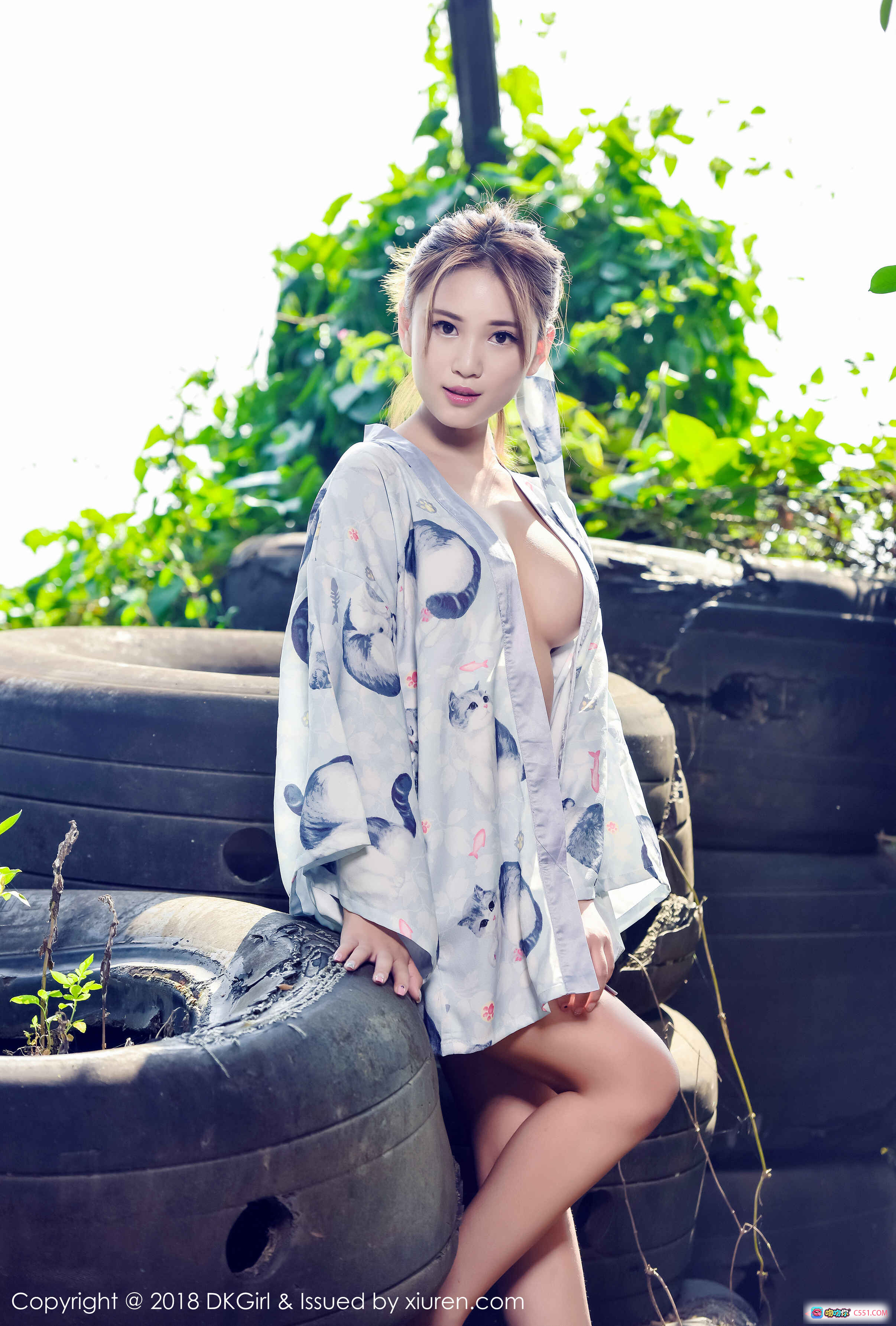 DKGirl 2018.01.12 VOL.054 萌宝儿BoA 户外绿植轮胎写真 甜美性感长发少女印花薄衫私房照 - 就要吻