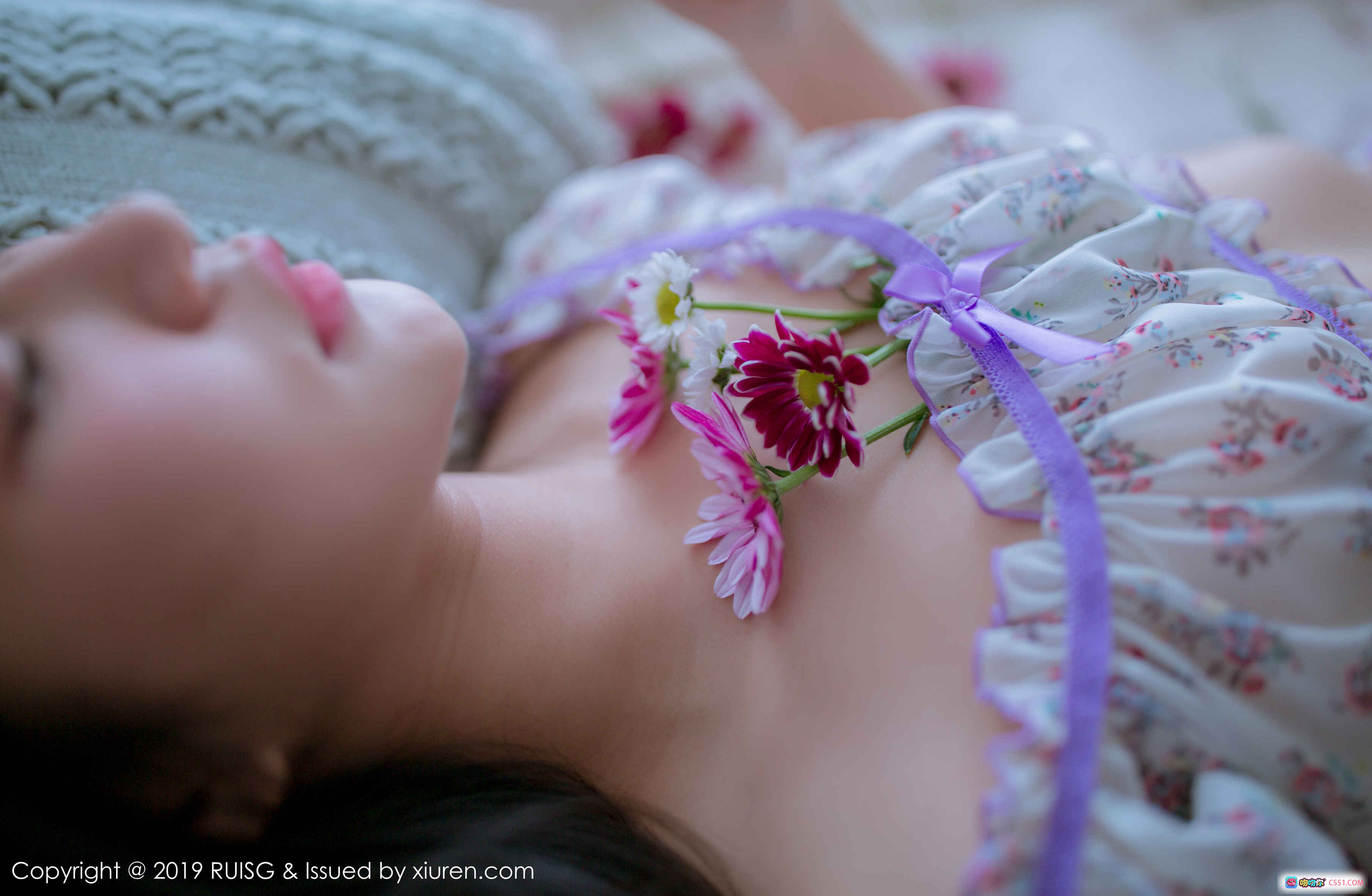 图片[8] - 深紫Julie窗边白蕾丝写真 | RUISG瑞丝馆2019 VOL.068 | 清新少女手持橙花 | 自然光百叶窗私房美图 - 就要吻