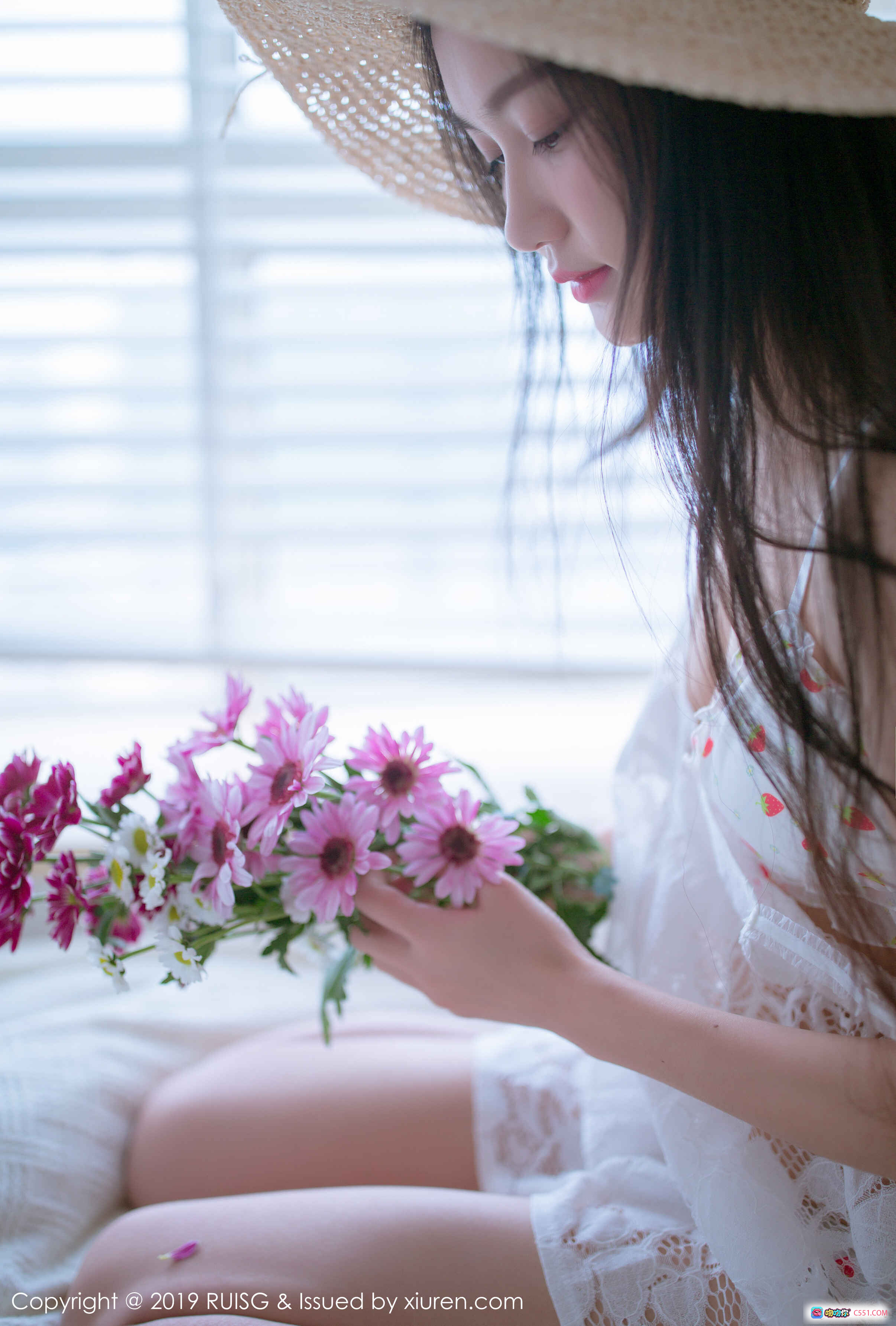 图片[2] - 深紫Julie窗边白蕾丝写真 | RUISG瑞丝馆2019 VOL.068 | 清新少女手持橙花 | 自然光百叶窗私房美图 - 就要吻