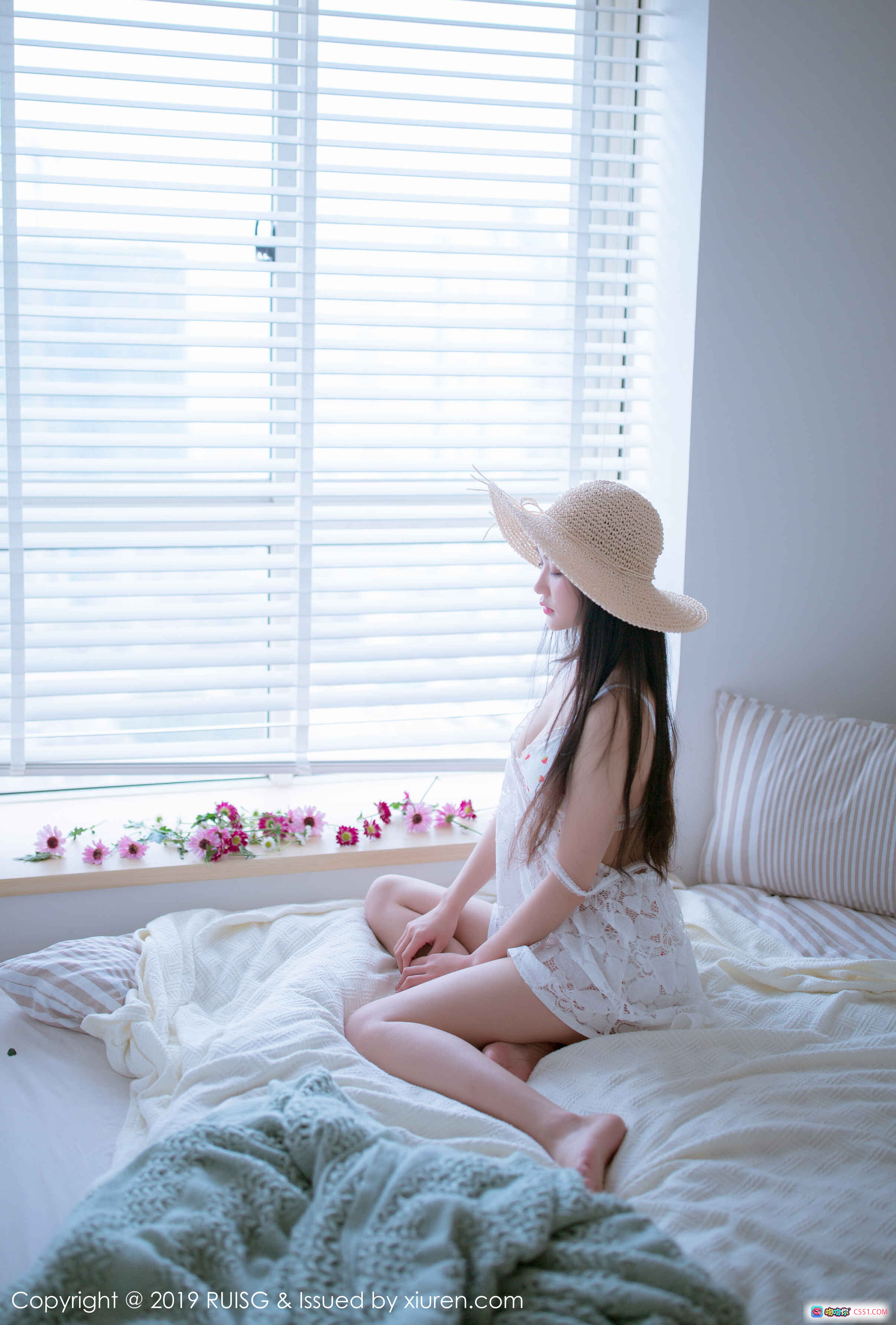 图片[5] - 深紫Julie窗边白蕾丝写真 | RUISG瑞丝馆2019 VOL.068 | 清新少女手持橙花 | 自然光百叶窗私房美图 - 就要吻