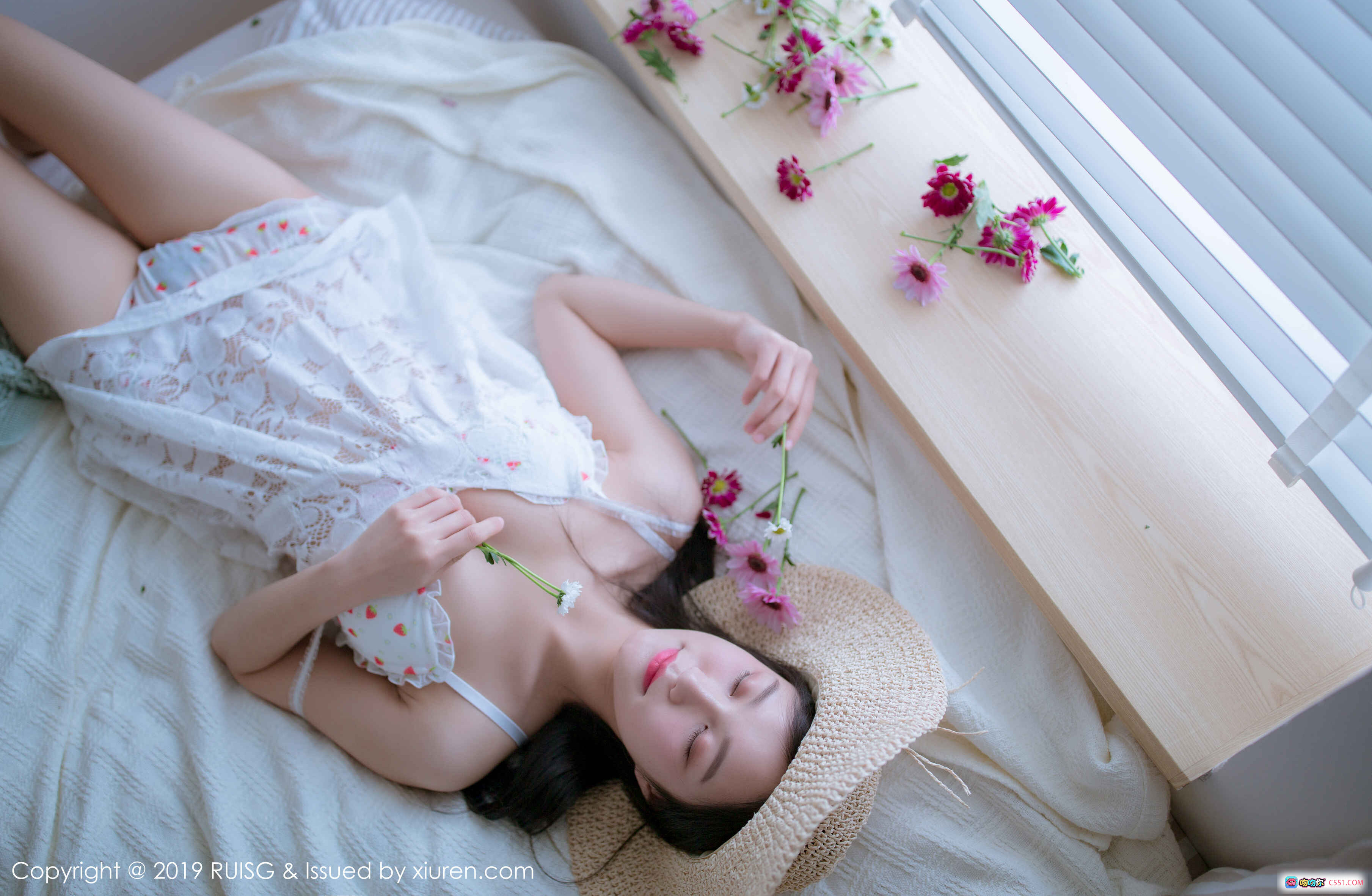 图片[6] - 深紫Julie窗边白蕾丝写真 | RUISG瑞丝馆2019 VOL.068 | 清新少女手持橙花 | 自然光百叶窗私房美图 - 就要吻