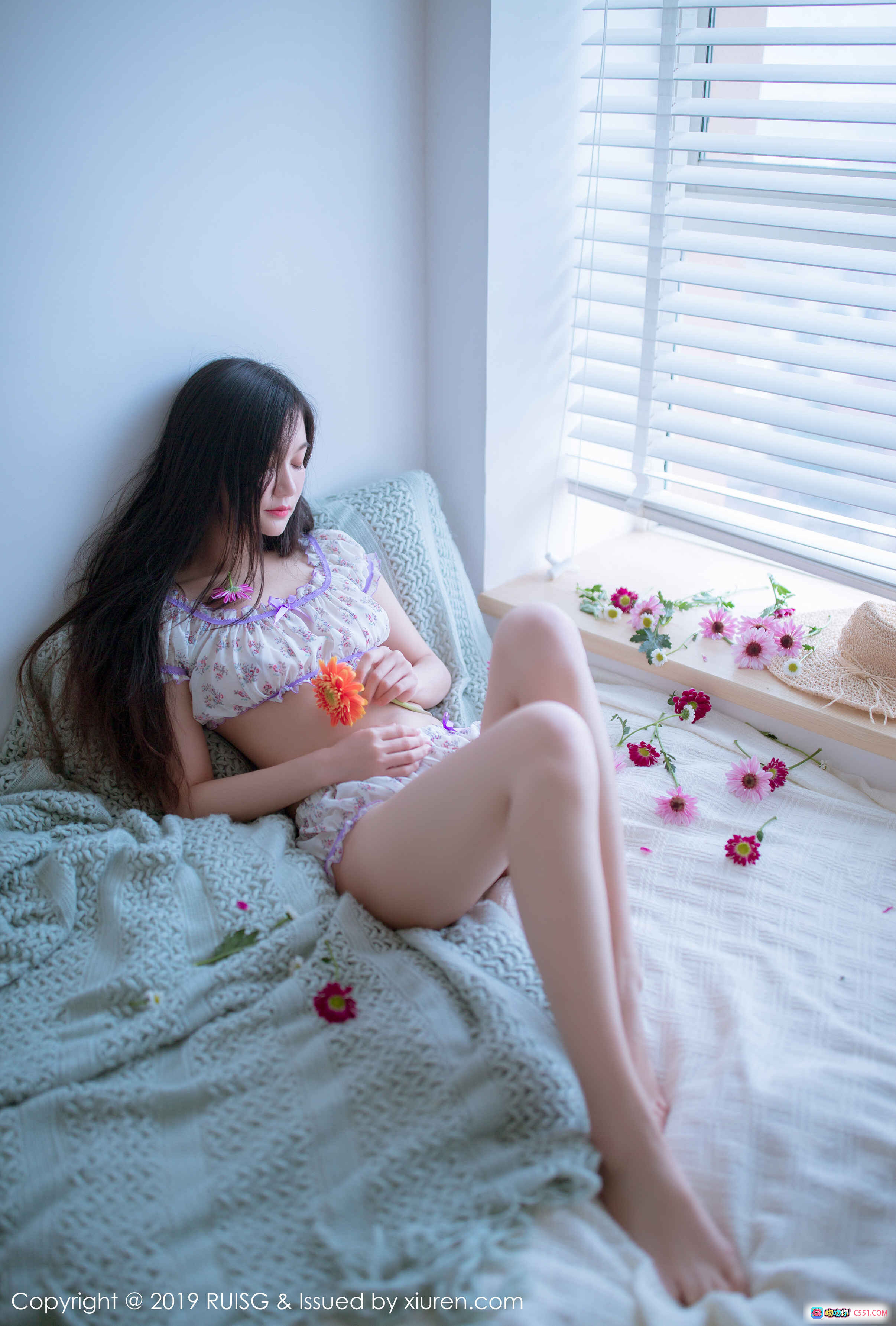 图片[4] - 深紫Julie窗边白蕾丝写真 | RUISG瑞丝馆2019 VOL.068 | 清新少女手持橙花 | 自然光百叶窗私房美图 - 就要吻
