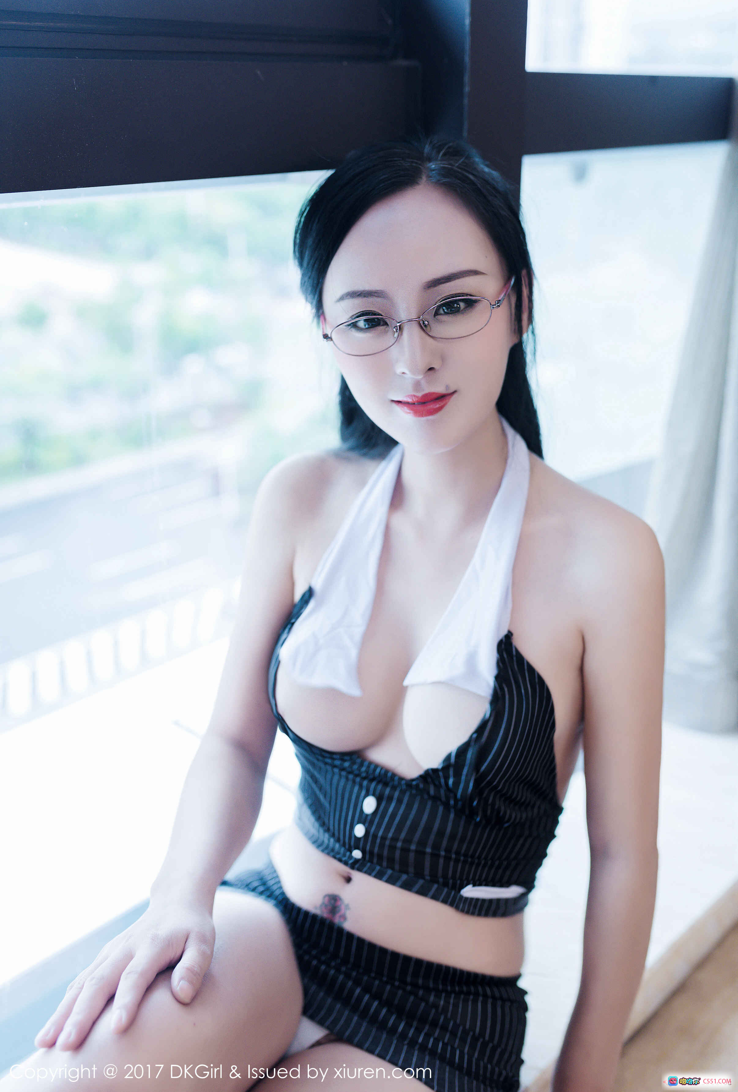 图片[3] - [DKGirl]2017.08.18 VOL.035 红艳：戴眼镜黑发美女穿条纹比基尼配白领结，坐办公桌持文件夹微笑写真 - 就要吻
