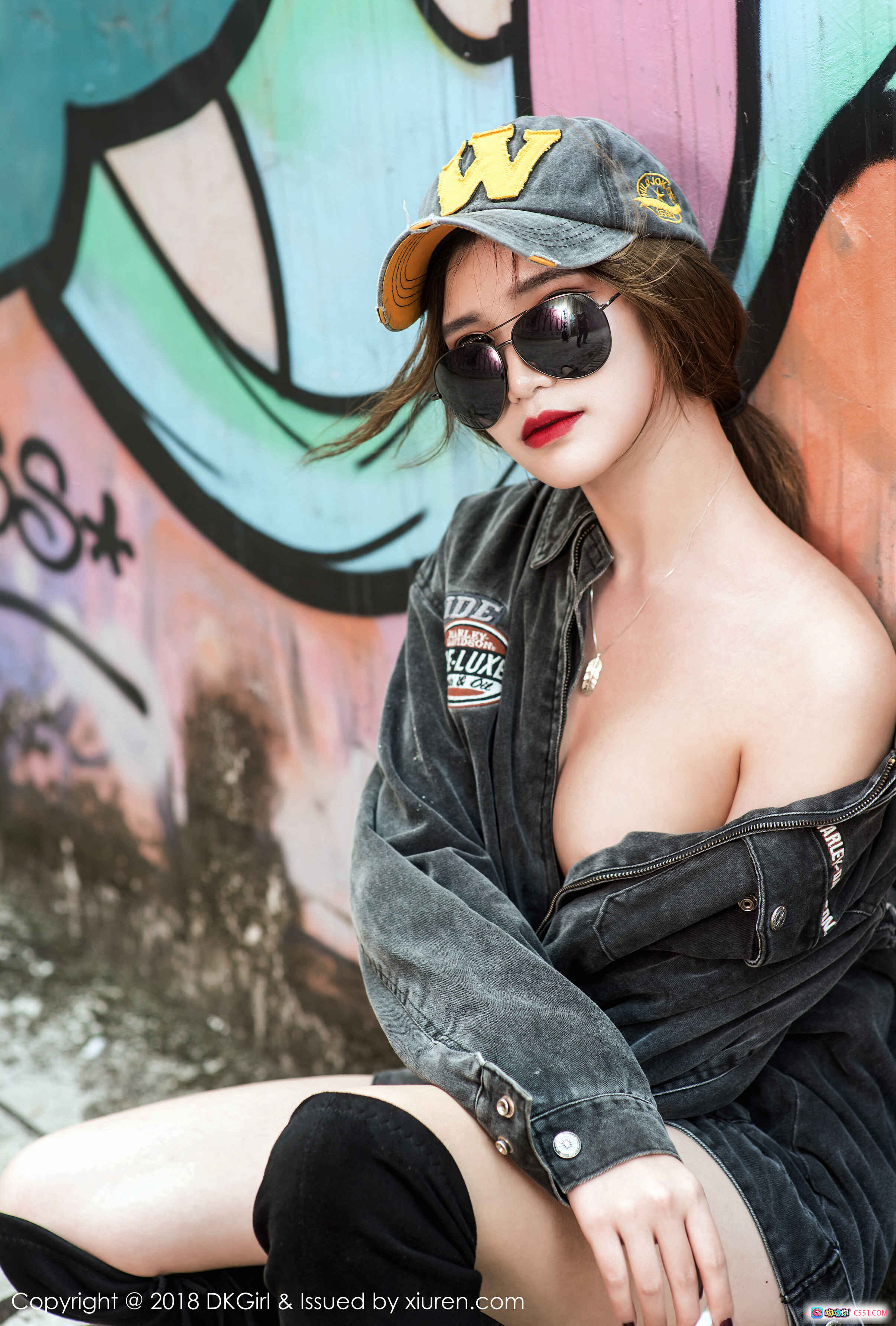 图片[8] - DKGirl Ting婷婷 2018.03.12 VOL.062 街头潮酷风 墨镜棒球帽 黑色牛仔外套 红唇短发 纹身墙背景 时尚写真 - 就要吻