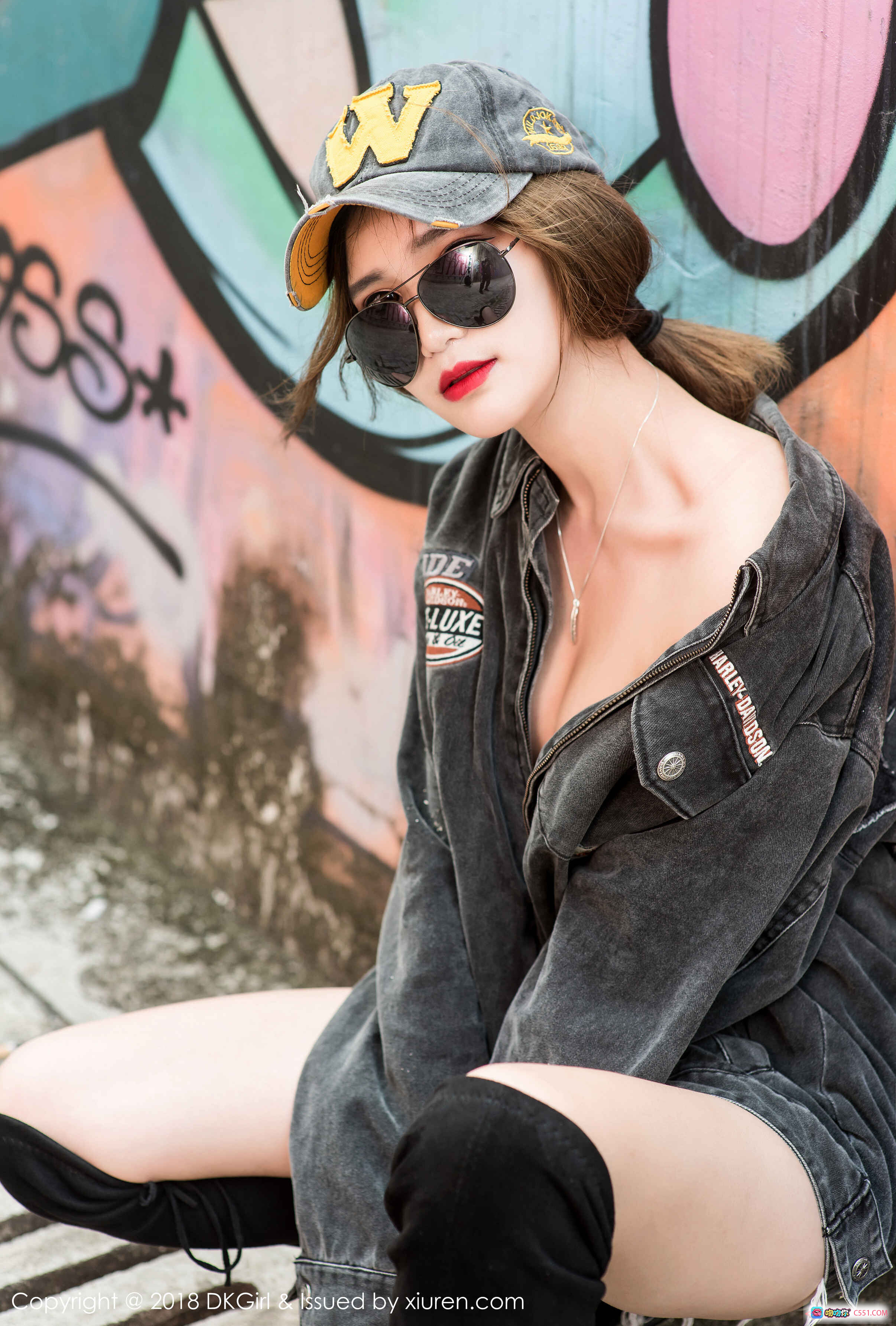 DKGirl Ting婷婷 2018.03.12 VOL.062 街头潮酷风 墨镜棒球帽 黑色牛仔外套 红唇短发 纹身墙背景 时尚写真 - 就要吻
