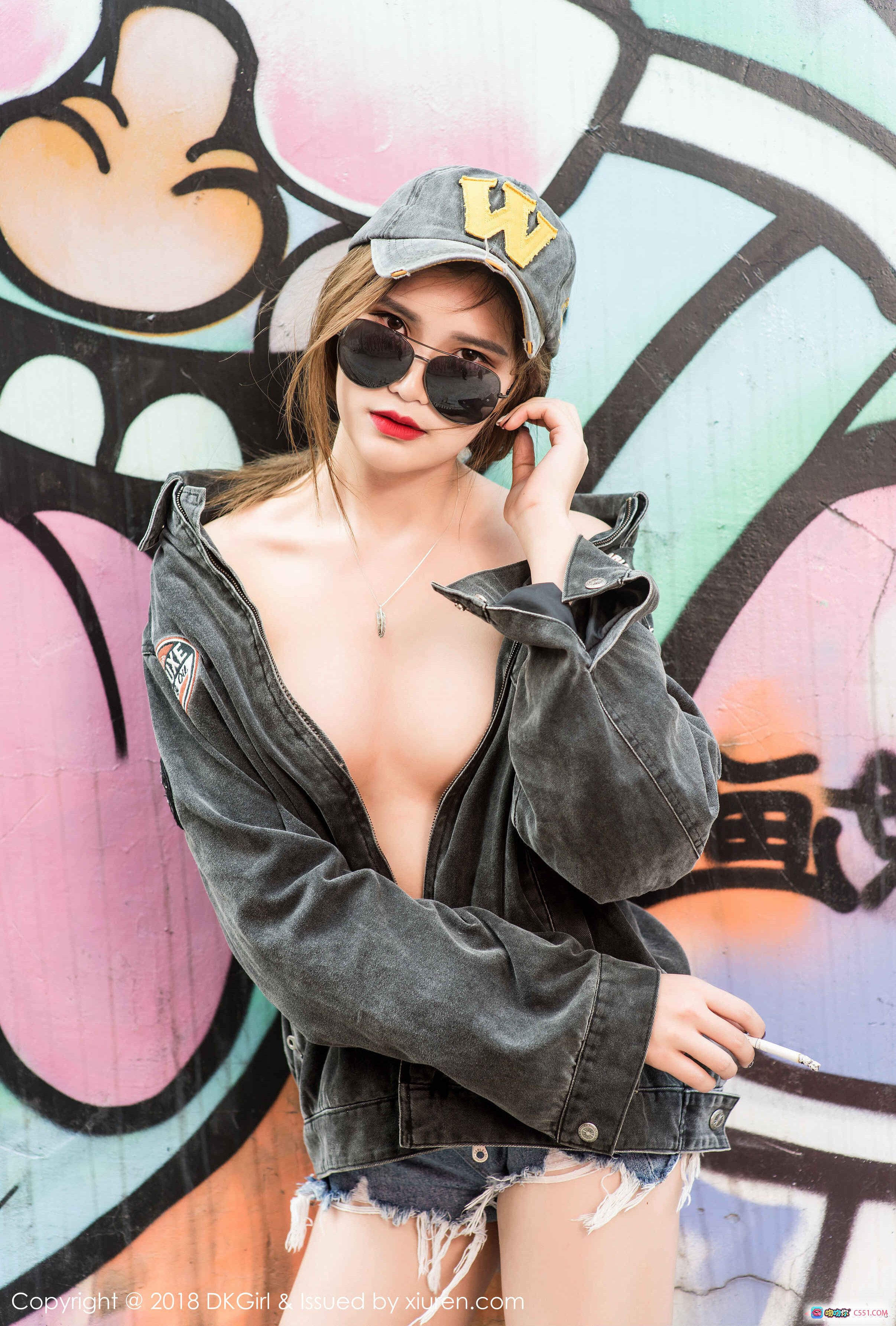 图片[7] - DKGirl Ting婷婷 2018.03.12 VOL.062 街头潮酷风 墨镜棒球帽 黑色牛仔外套 红唇短发 纹身墙背景 时尚写真 - 就要吻