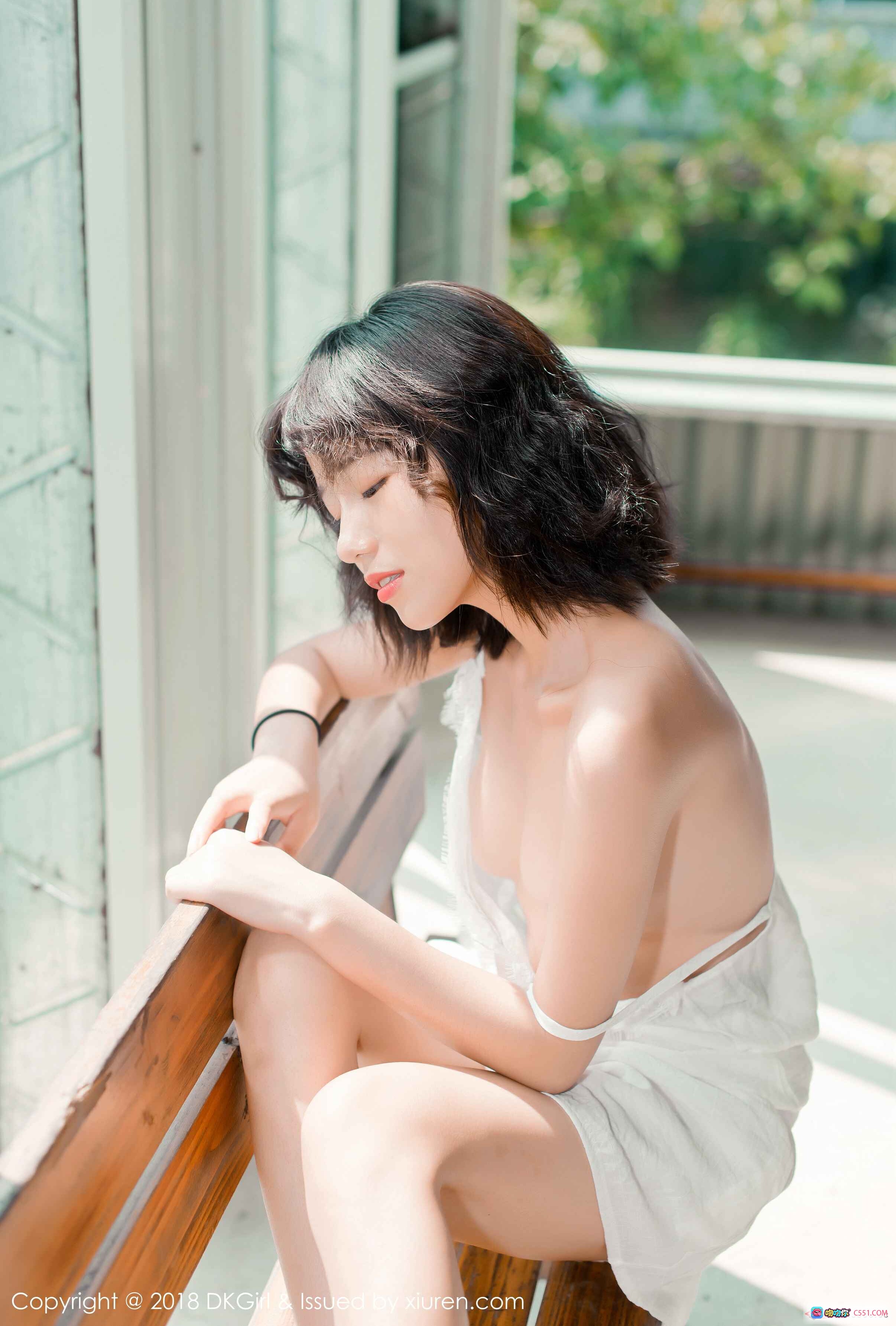 图片[7] - 仓井优香白色薄纱裙阳台木椅写真 | DKGirl Vol.085 2018清新自然少女风摄影 - 就要吻