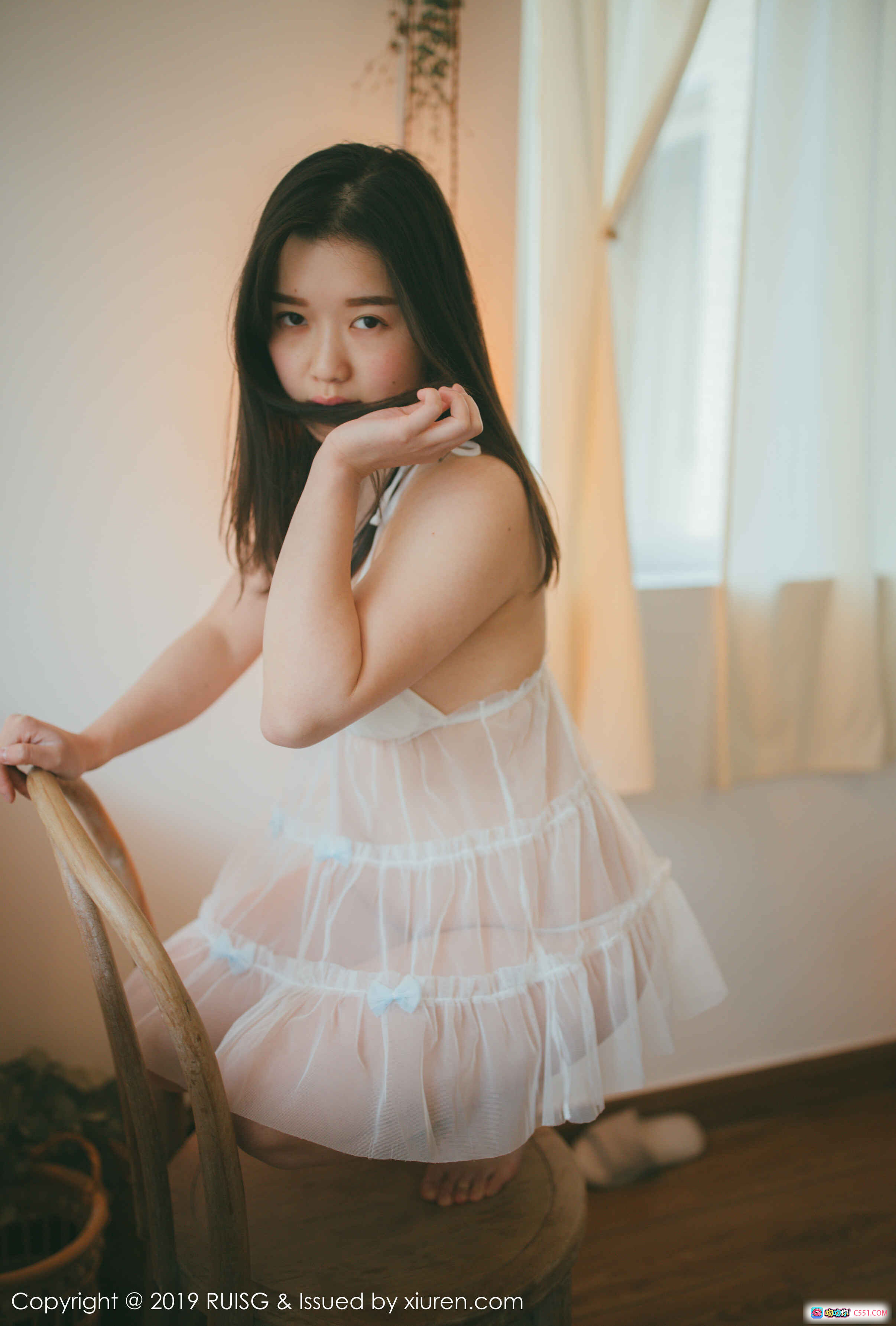 图片[5] - RUISG瑞丝馆2019 VOL.073浪漫果味写真｜白色蕾丝吊带裙少女私房照｜窗边暖光氛围感摄影｜木质椅子居家场景｜高清35P图集 - 就要吻