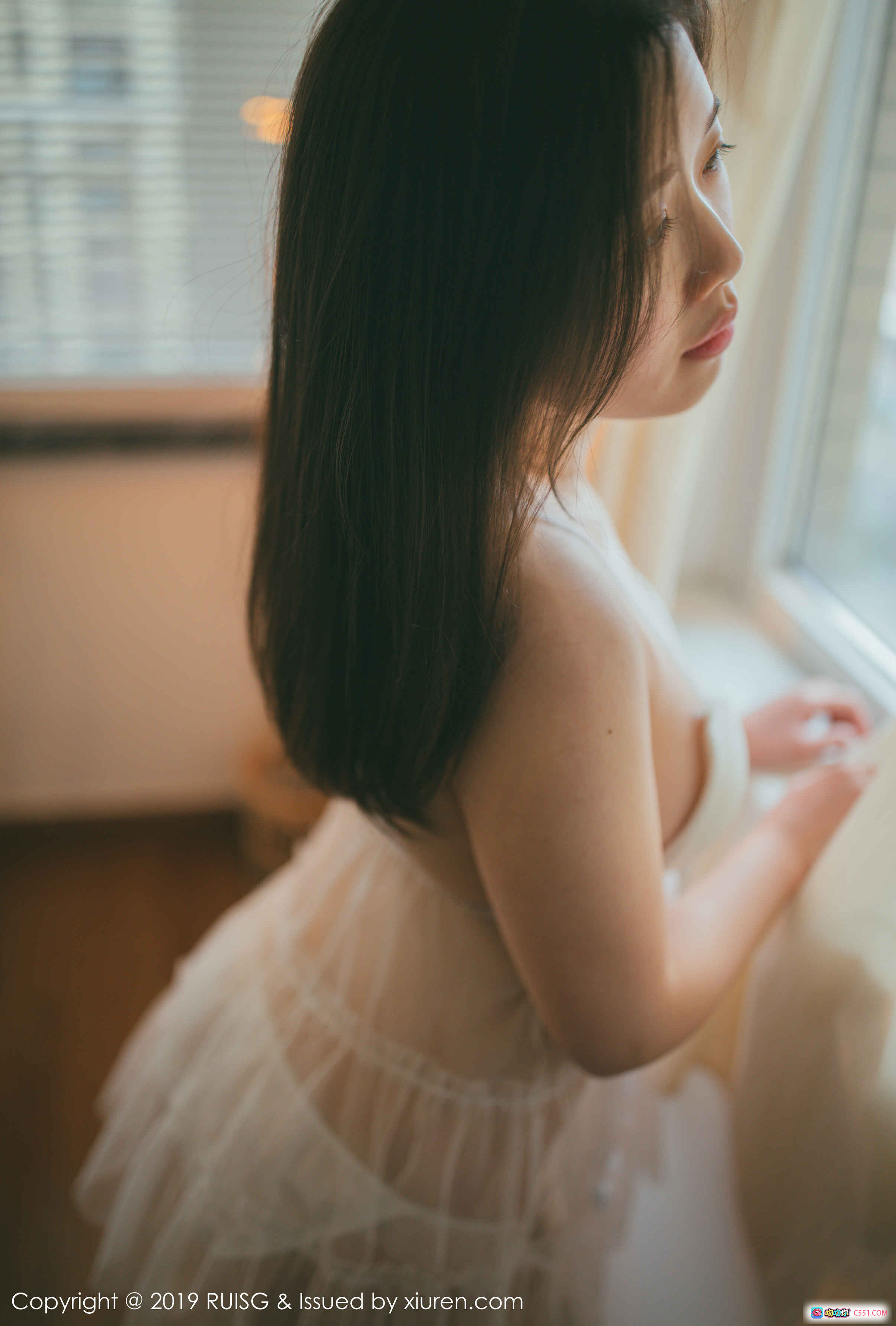 图片[2] - RUISG瑞丝馆2019 VOL.073浪漫果味写真｜白色蕾丝吊带裙少女私房照｜窗边暖光氛围感摄影｜木质椅子居家场景｜高清35P图集 - 就要吻