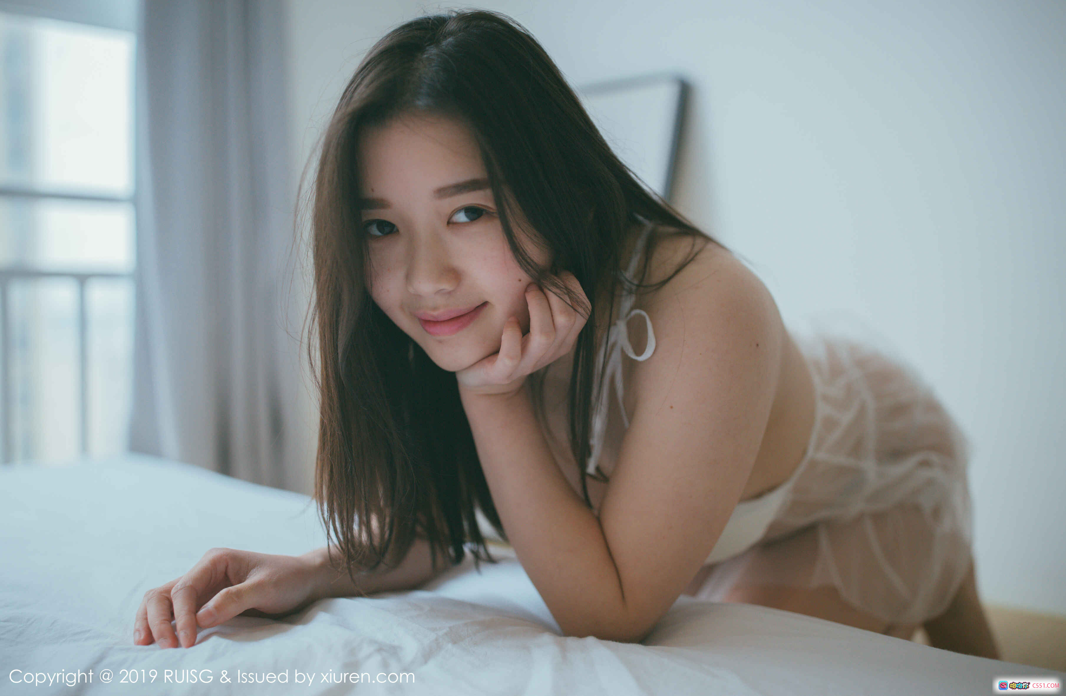 图片[6] - RUISG瑞丝馆2019 VOL.073浪漫果味写真｜白色蕾丝吊带裙少女私房照｜窗边暖光氛围感摄影｜木质椅子居家场景｜高清35P图集 - 就要吻