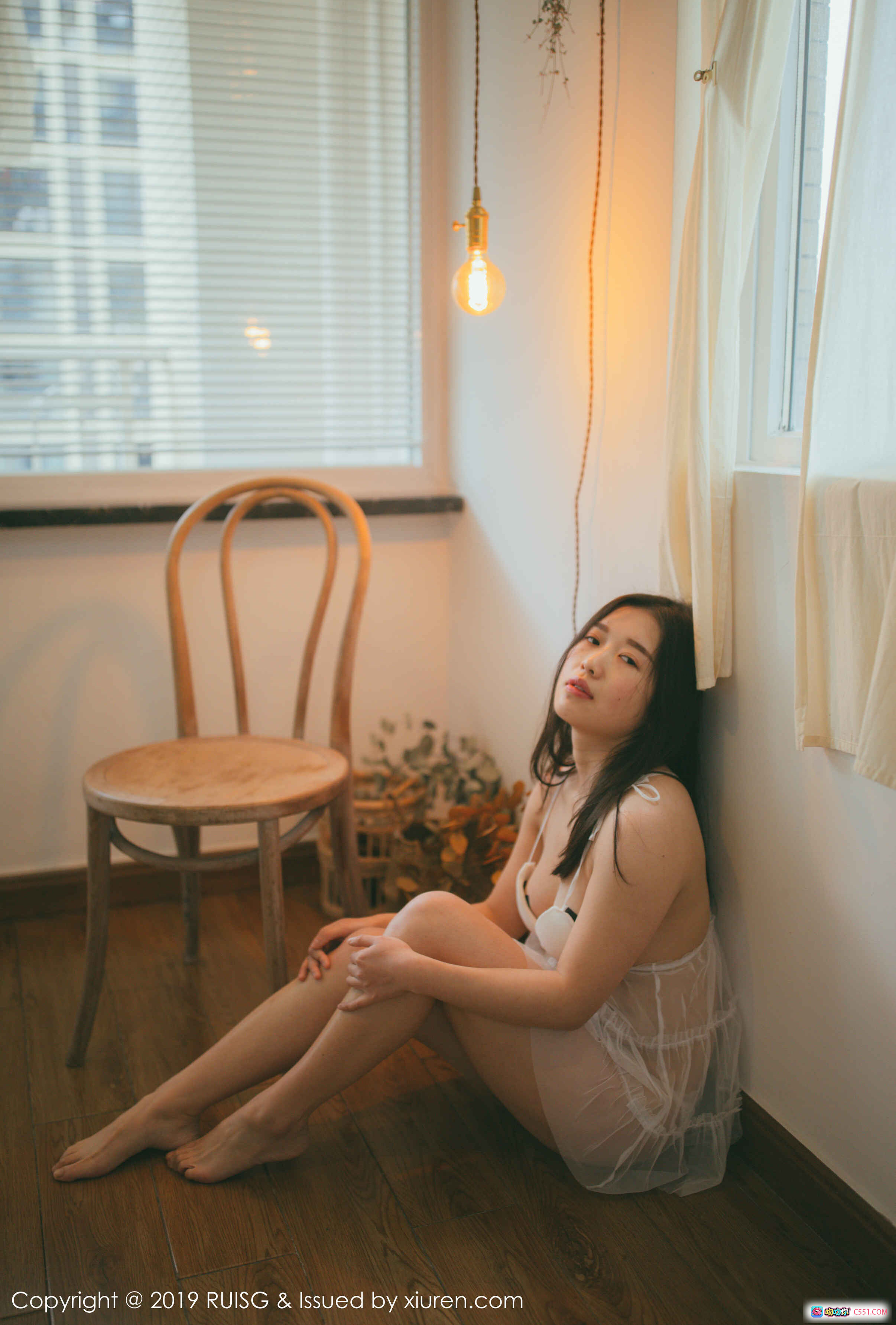 图片[3] - RUISG瑞丝馆2019 VOL.073浪漫果味写真｜白色蕾丝吊带裙少女私房照｜窗边暖光氛围感摄影｜木质椅子居家场景｜高清35P图集 - 就要吻