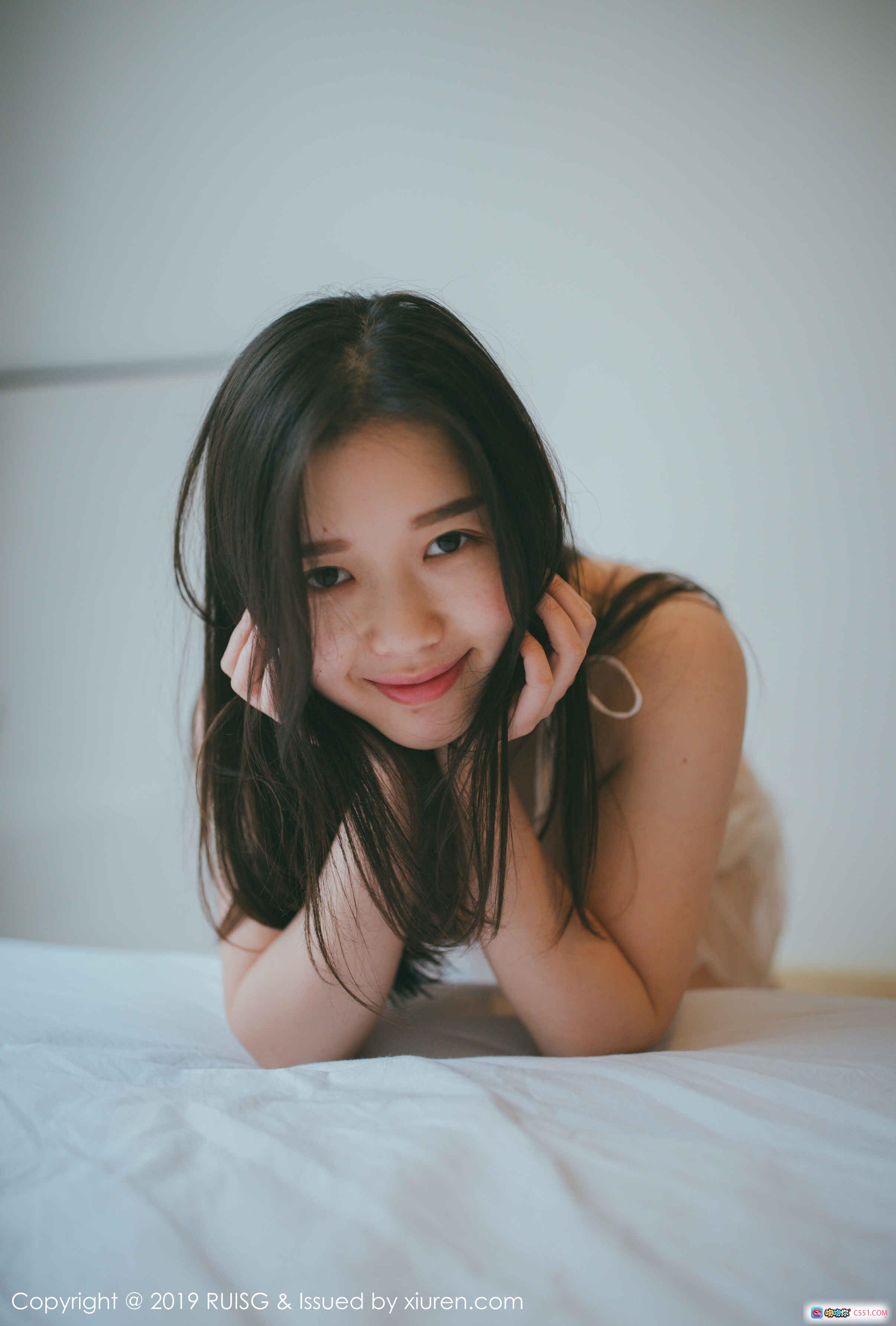 图片[10] - RUISG瑞丝馆2019 VOL.073浪漫果味写真｜白色蕾丝吊带裙少女私房照｜窗边暖光氛围感摄影｜木质椅子居家场景｜高清35P图集 - 就要吻