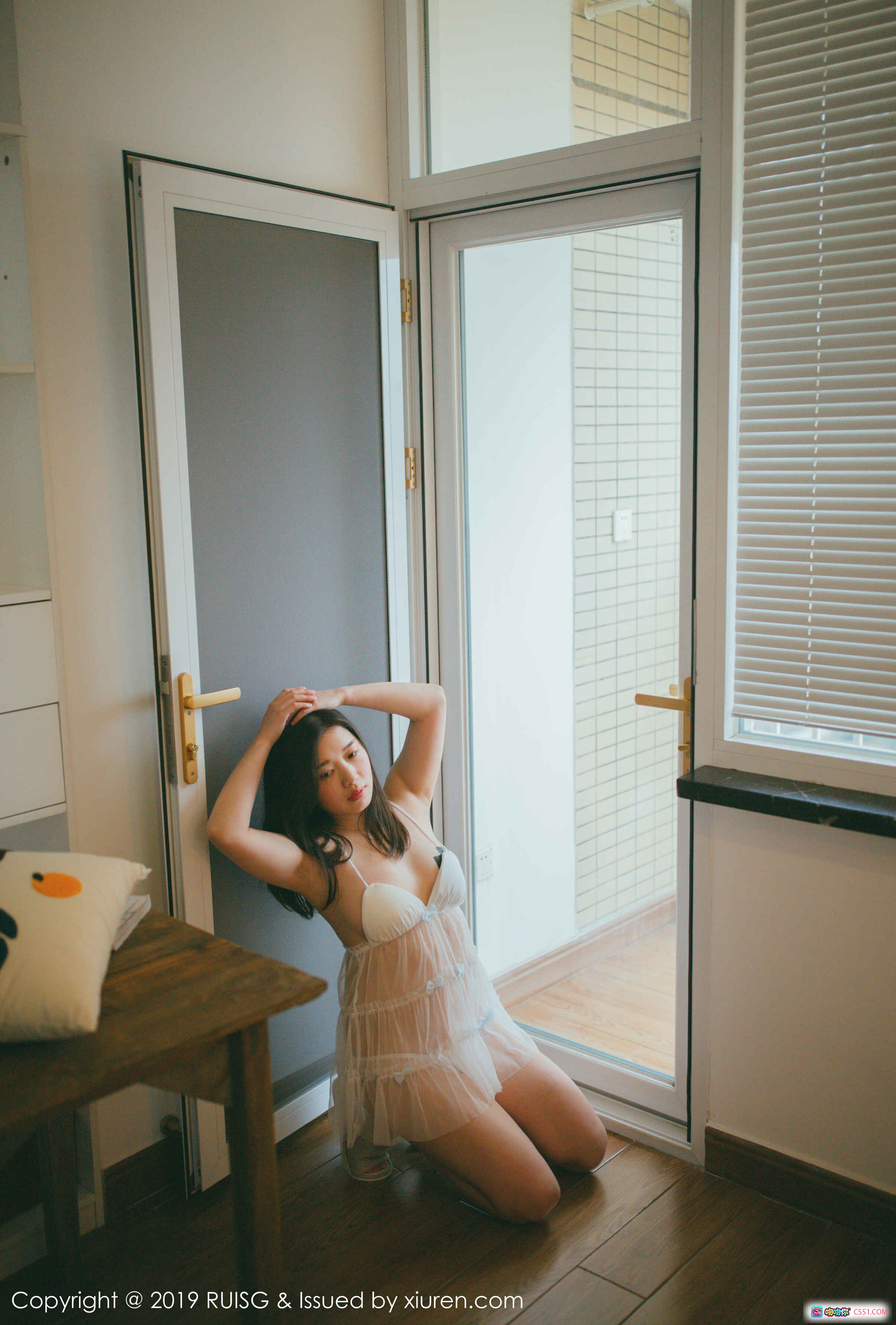 图片[7] - RUISG瑞丝馆2019 VOL.073浪漫果味写真｜白色蕾丝吊带裙少女私房照｜窗边暖光氛围感摄影｜木质椅子居家场景｜高清35P图集 - 就要吻