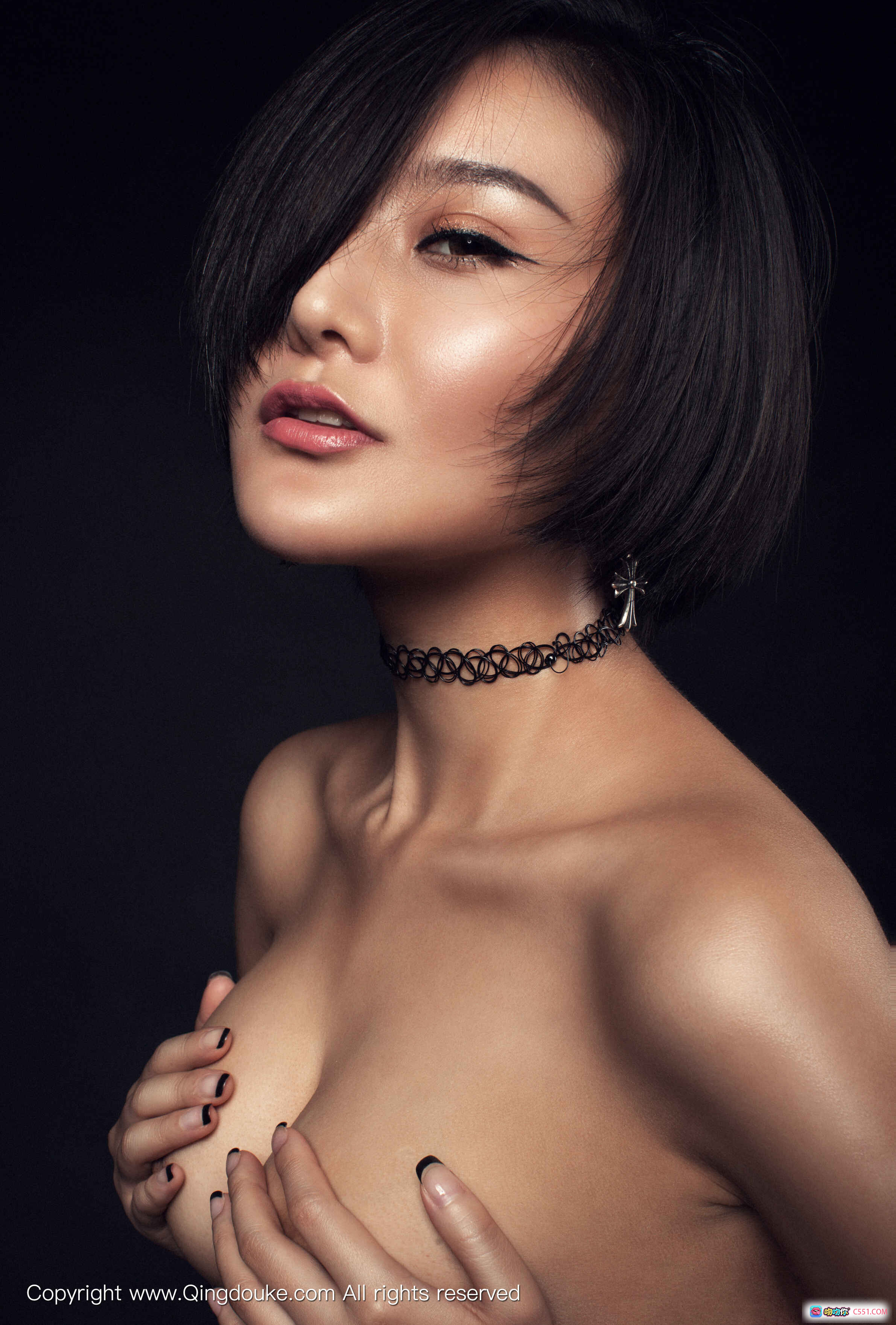 图片[9] - 青豆客2016.11.17婵性感写真：黑红蕾丝内衣+渔网袜床上私房美拍 - 就要吻