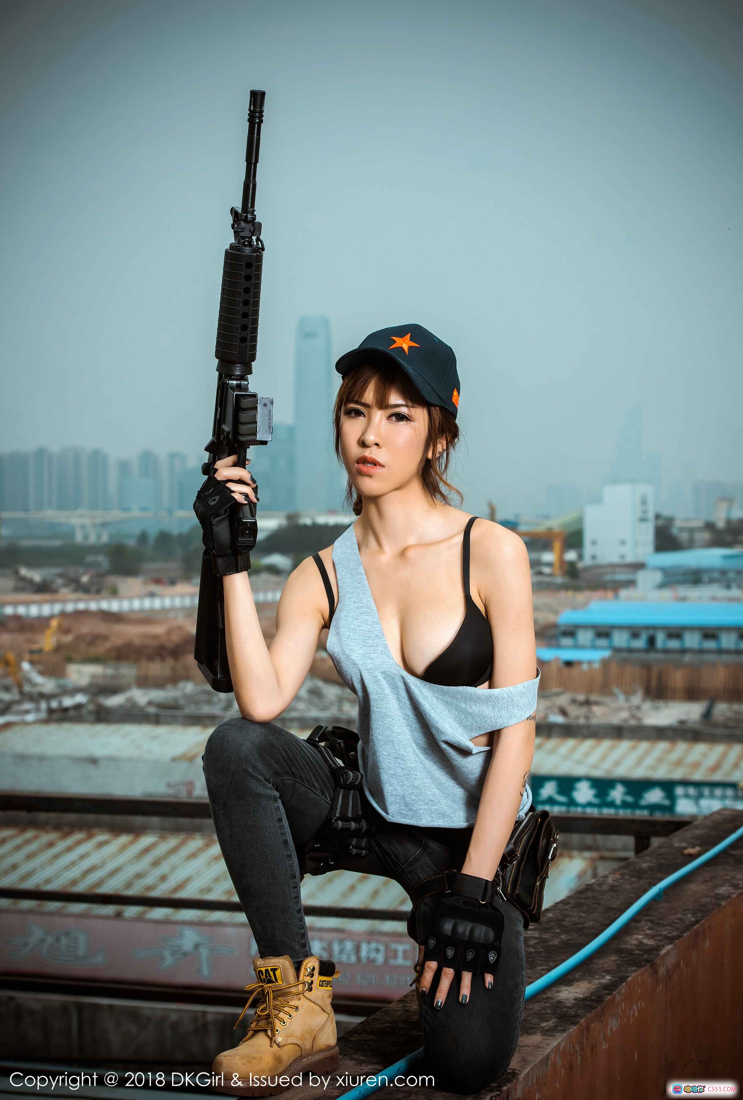 图片[4] - 蔡乐儿性感持枪写真 | DKGirl 2018 VOL.065 白色比基尼高跟鞋户外花墙背景军事风造型 - 就要吻