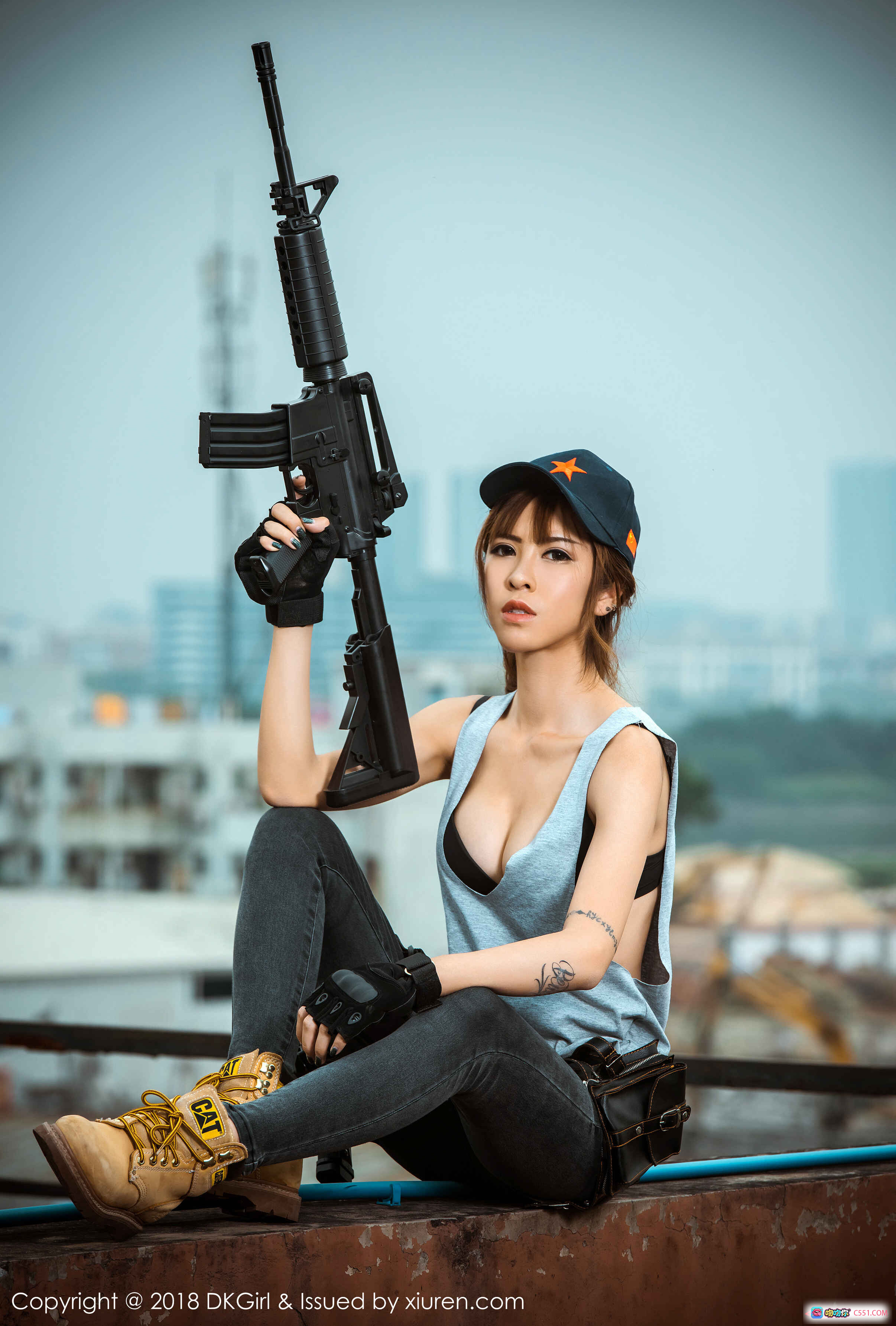 图片[3] - 蔡乐儿性感持枪写真 | DKGirl 2018 VOL.065 白色比基尼高跟鞋户外花墙背景军事风造型 - 就要吻