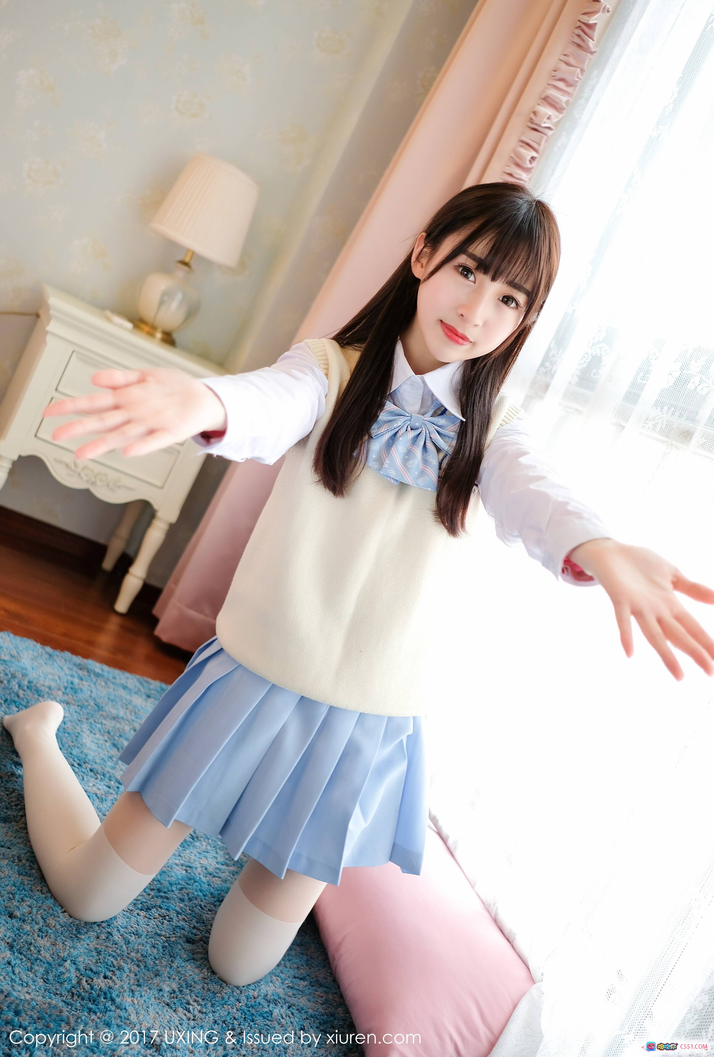 丸子Mayuki日系校服少女跪坐窗边伸展双臂 清新甜美风室内写真 UXING2017 Vol.041 - 就要吻