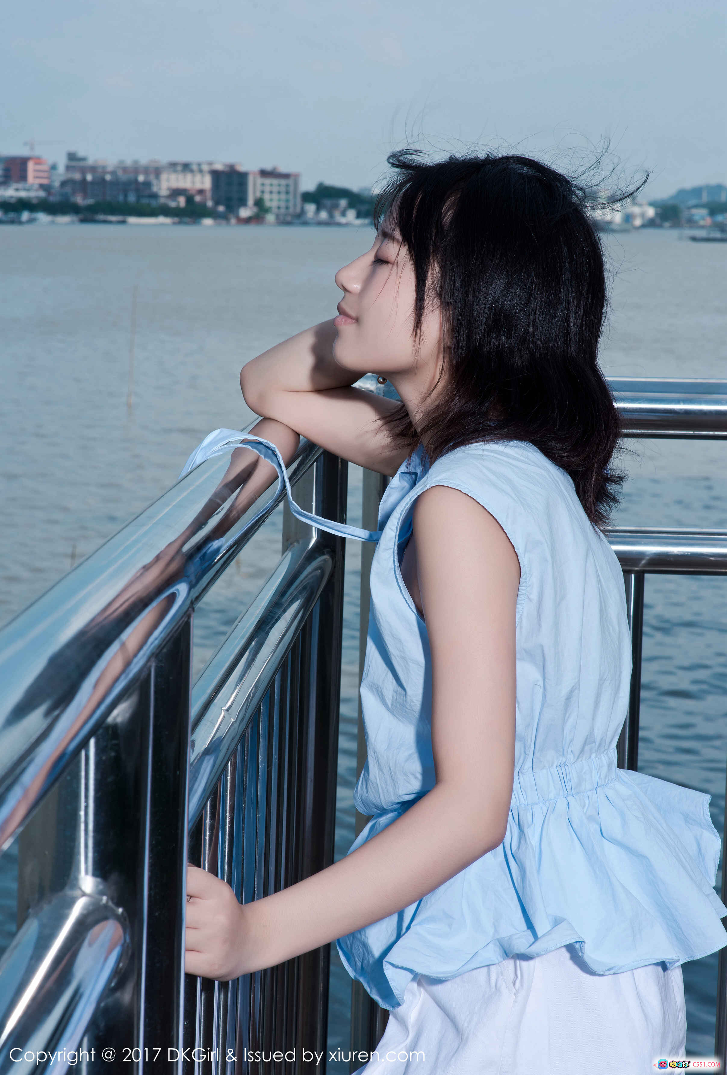 图片[9] - 仓井优香树下休憩写真 | 清新自然风少女摄影 | 湖畔绿植背景 | 蓝裙白短裤造型 | 2017年DKGirl VOL.039 - 就要吻