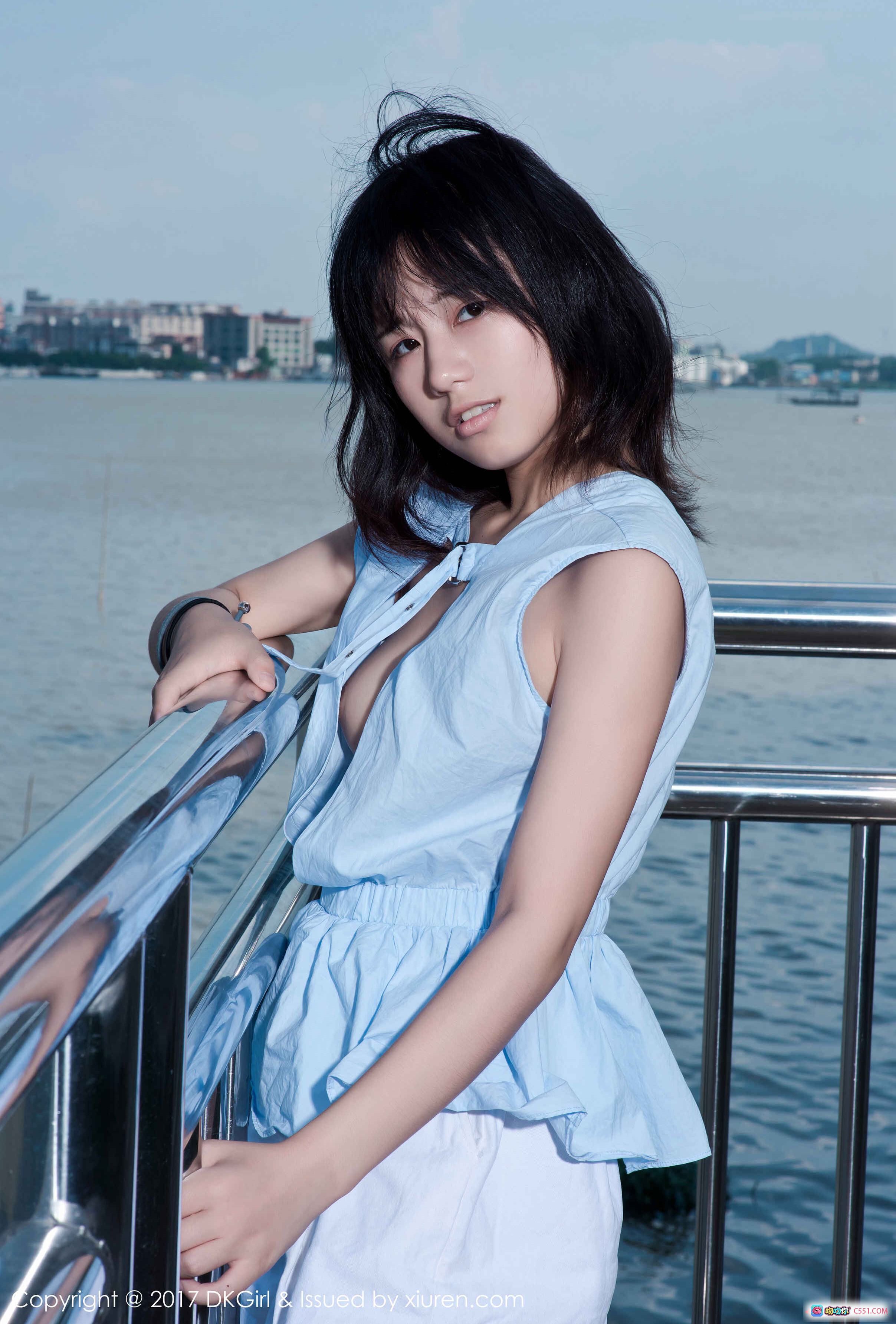 图片[4] - 仓井优香树下休憩写真 | 清新自然风少女摄影 | 湖畔绿植背景 | 蓝裙白短裤造型 | 2017年DKGirl VOL.039 - 就要吻