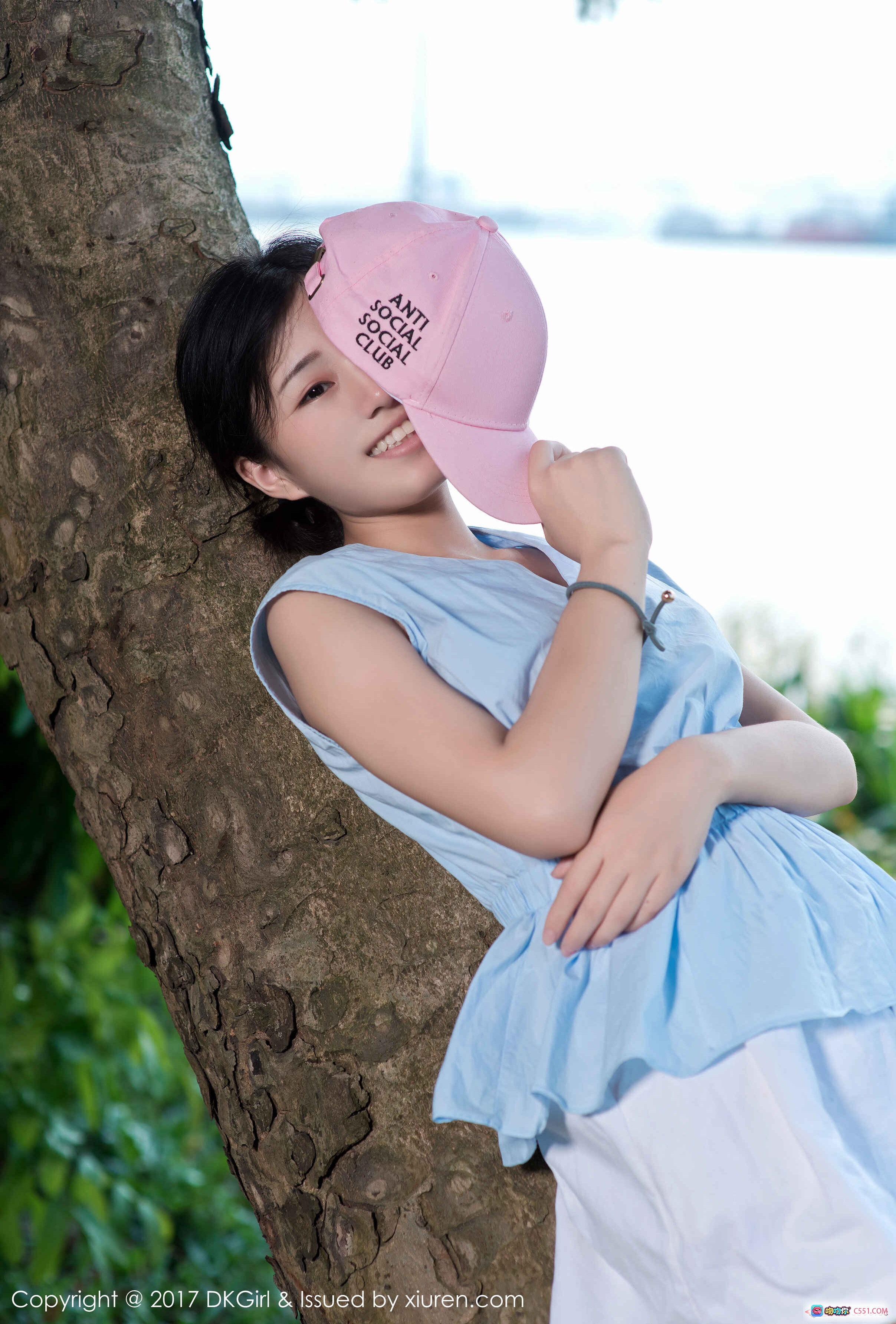 图片[8] - 仓井优香树下休憩写真 | 清新自然风少女摄影 | 湖畔绿植背景 | 蓝裙白短裤造型 | 2017年DKGirl VOL.039 - 就要吻