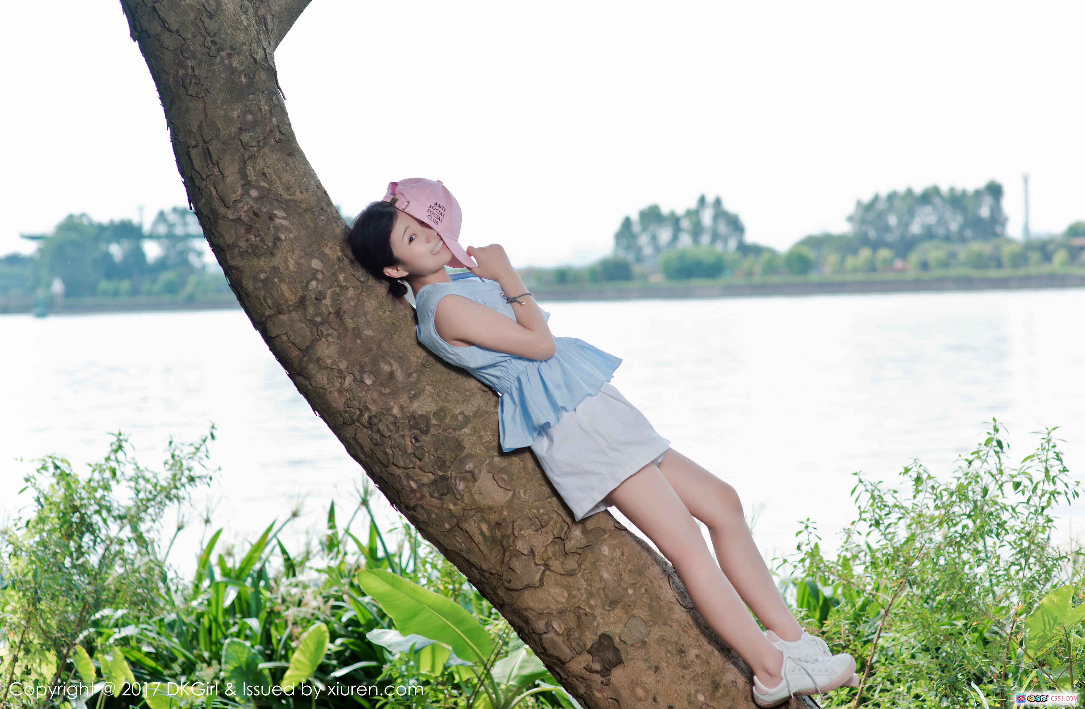 图片[1] - 仓井优香树下休憩写真 | 清新自然风少女摄影 | 湖畔绿植背景 | 蓝裙白短裤造型 | 2017年DKGirl VOL.039 - 就要吻