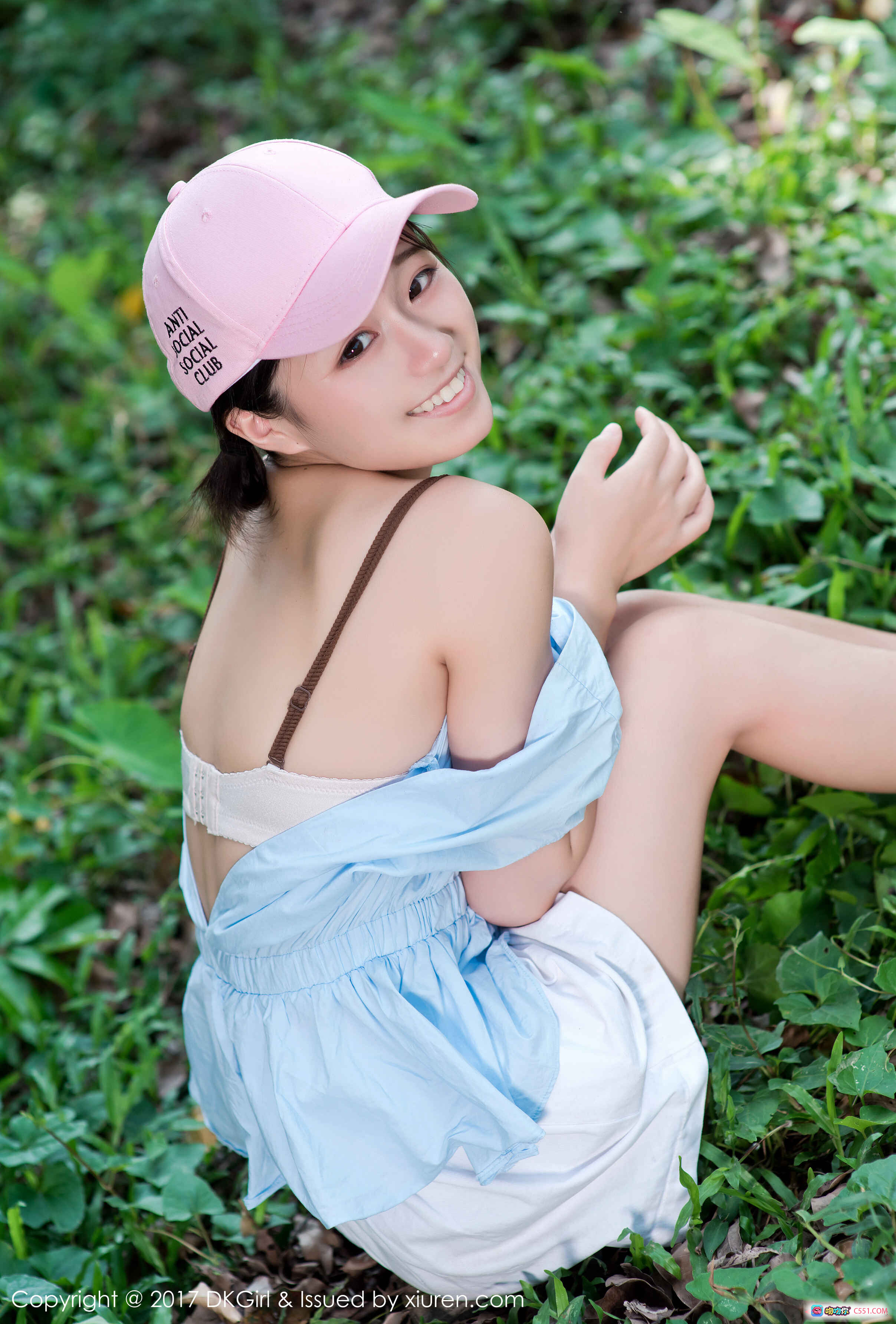 图片[3] - 仓井优香树下休憩写真 | 清新自然风少女摄影 | 湖畔绿植背景 | 蓝裙白短裤造型 | 2017年DKGirl VOL.039 - 就要吻