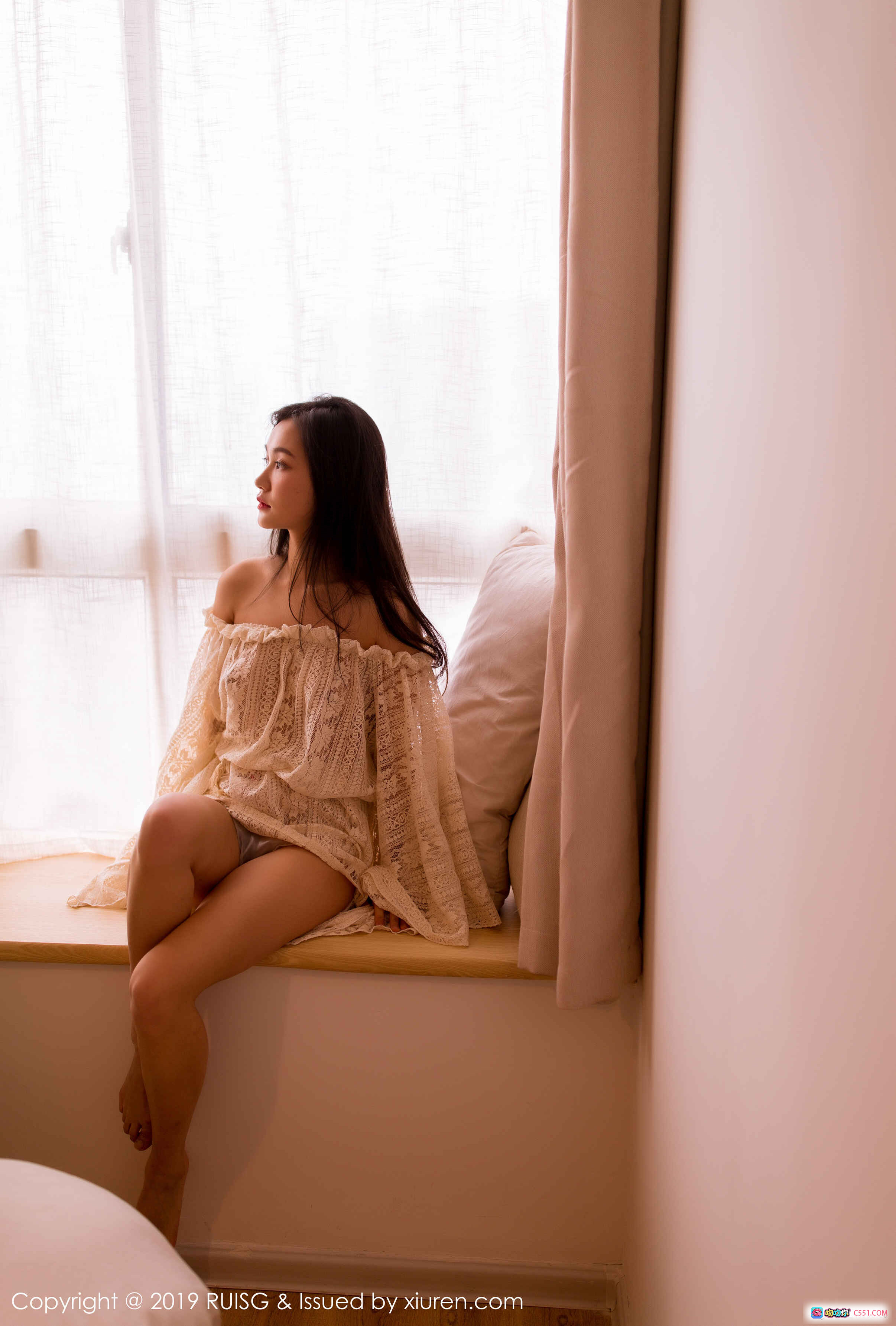 深紫Julie窗边写真 | RUISG瑞丝馆2019 VOL.066 | 甜美蕾丝露肩裙 | 温柔侧颜少女风 | 室内自然光摄影 - 就要吻