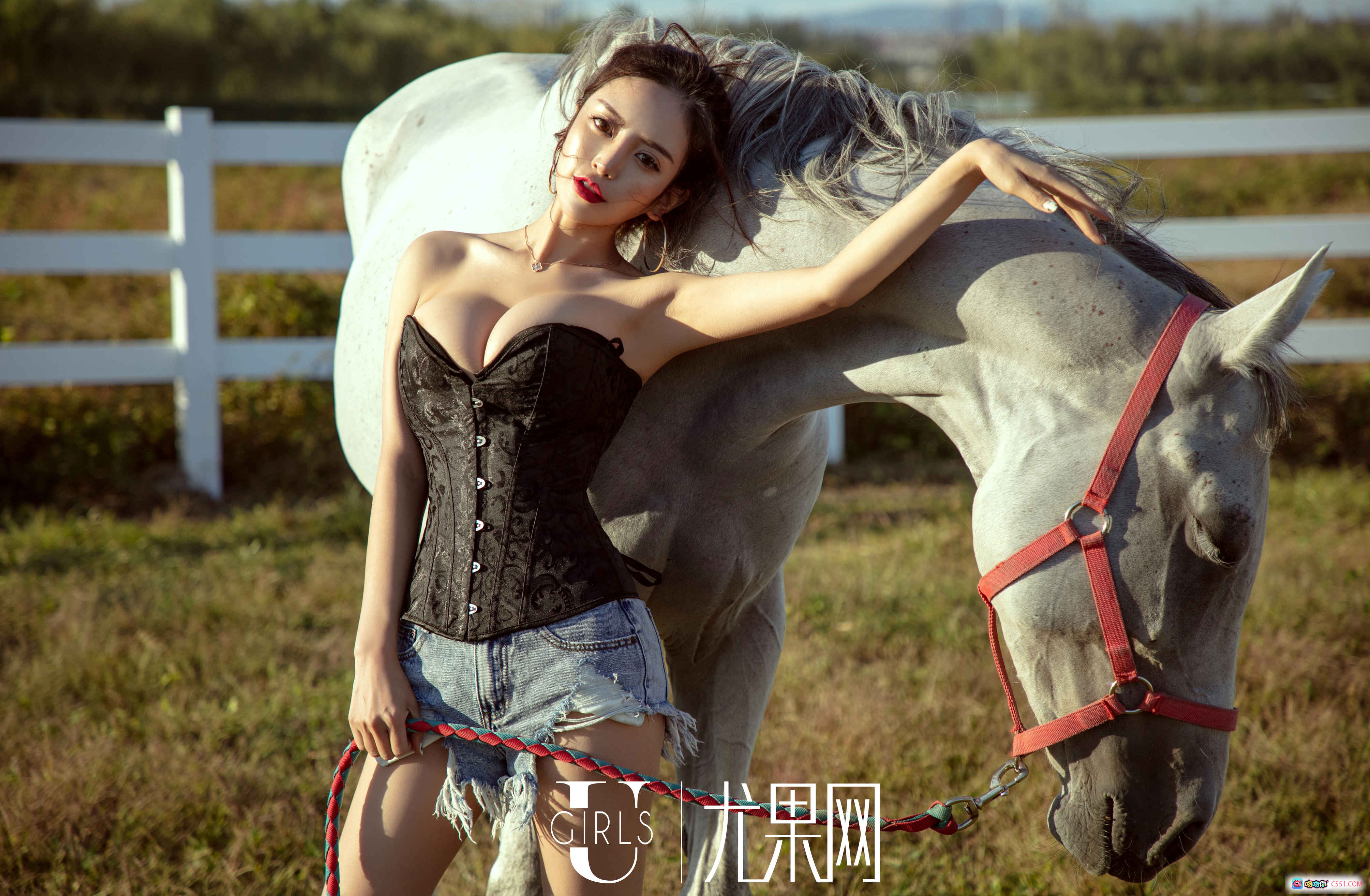 图片[5] - Ugirls尤果网2019.01.17 T039 Let’s Love 美女写真 白色内衣 黑色内裤 侧身回眸 丰臀美腿 自然光窗边拍摄 - 就要吻