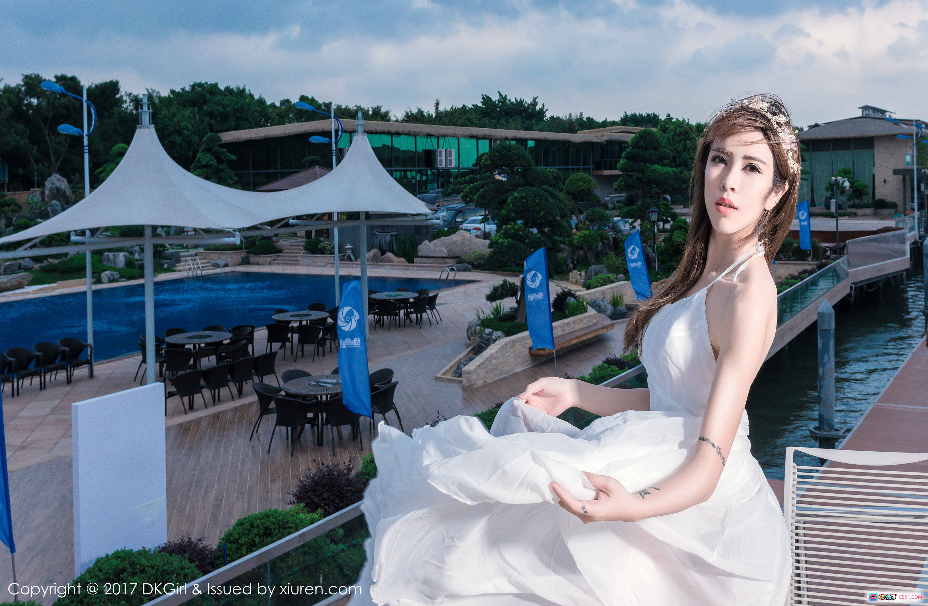 图片[9] - 蔡乐儿性感写真：深V内衣+条纹床品+窗边光影+艺术挂画+精致耳饰+优雅姿态 - 就要吻