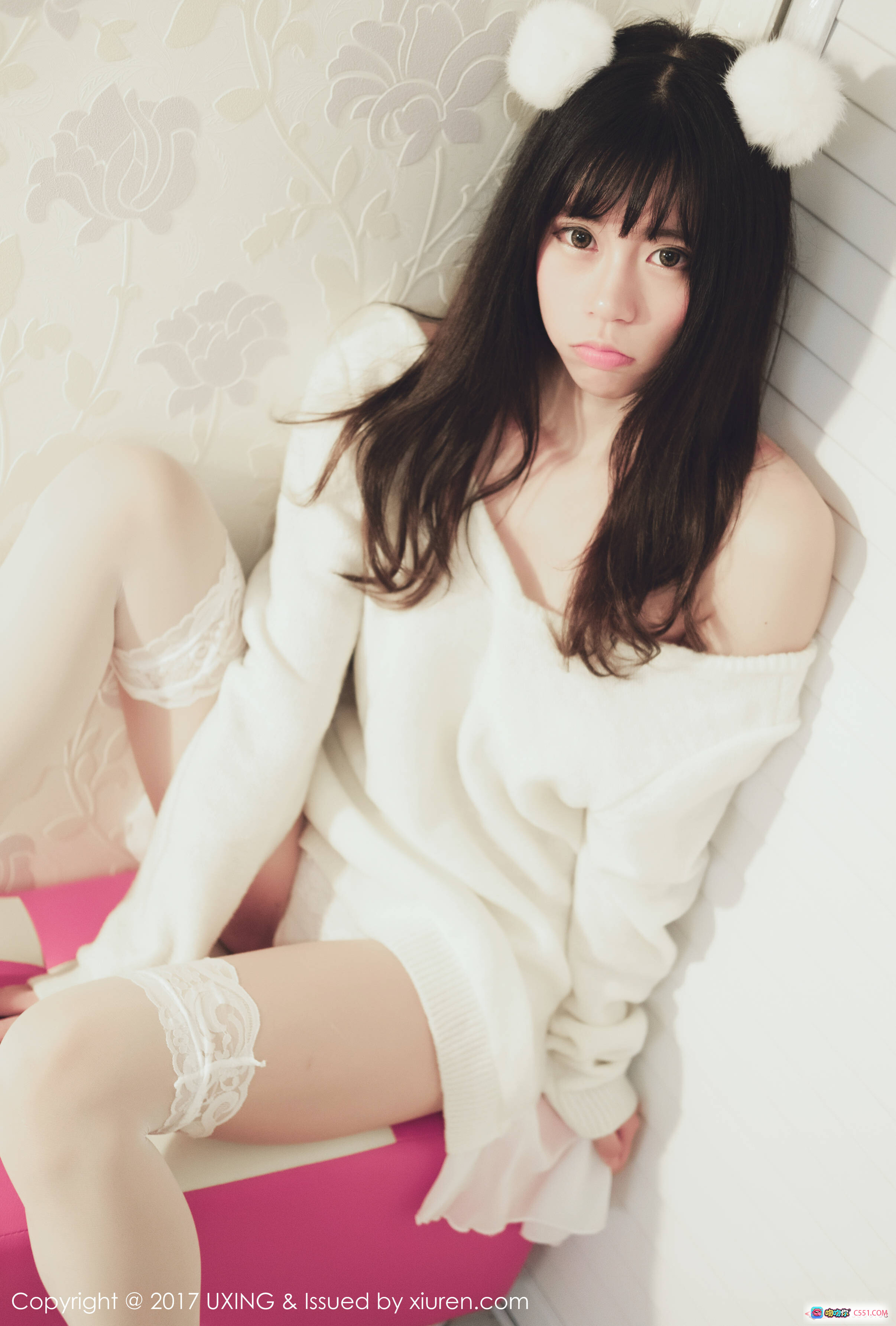 Yo酱白色毛衣蕾丝袜写真 | UXING 2017 Vol.048 熊耳发饰少女私房美图 - 就要吻