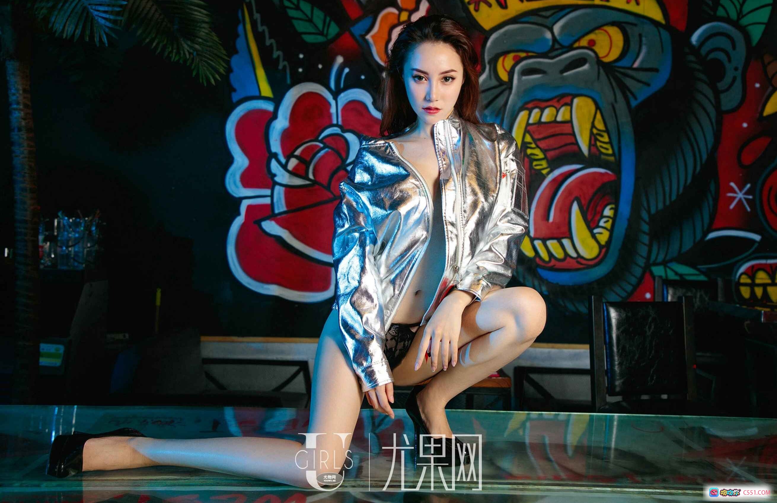 图片[3] - 粉色短发美女酒吧写真｜黑色皮衣性感造型｜尤果网高清私房图集 - 就要吻