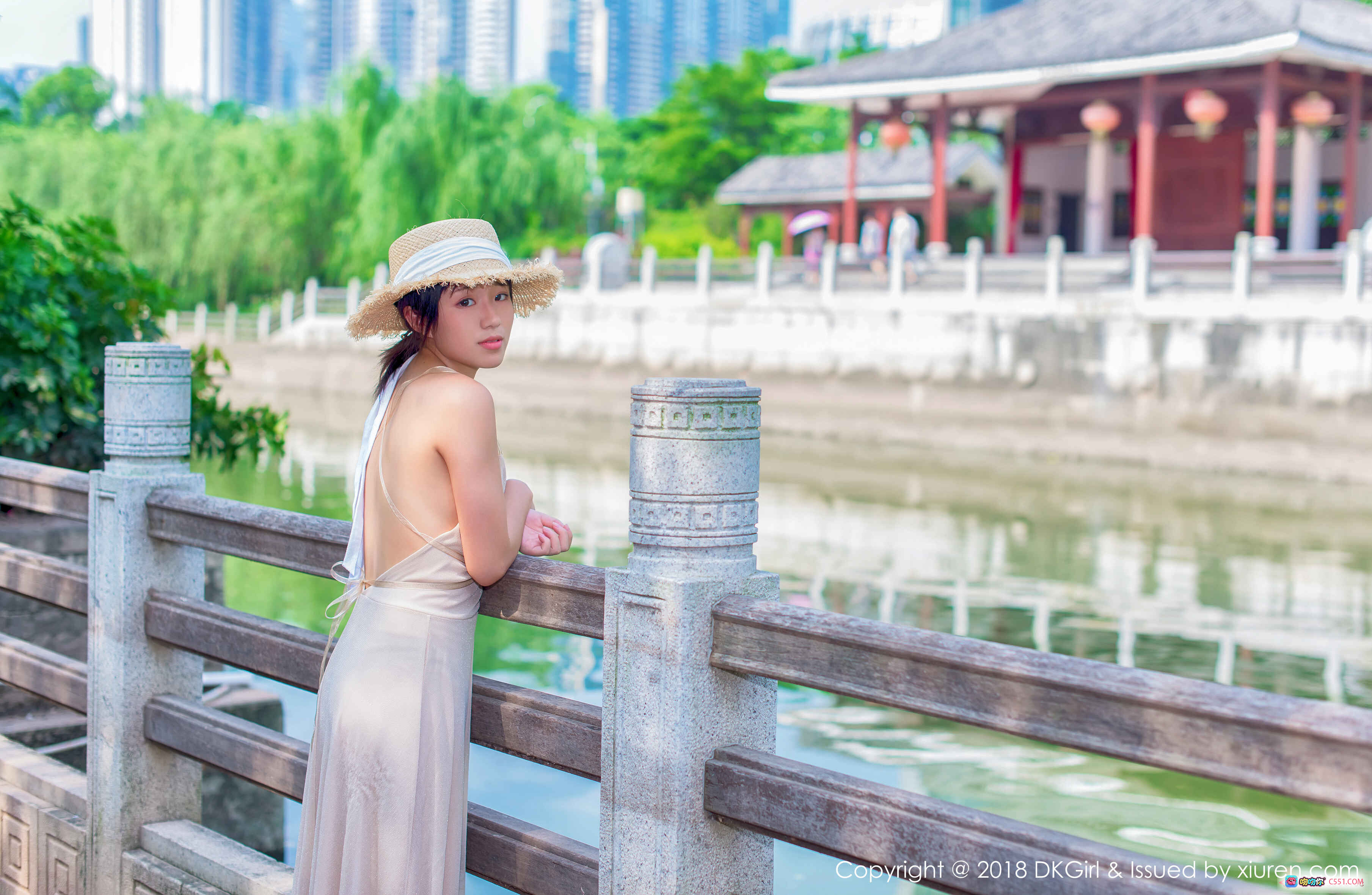 图片[3] - 苍井优香夏日写真：草帽少女蓝裙红心印花甜美微笑户外清新风 - 就要吻