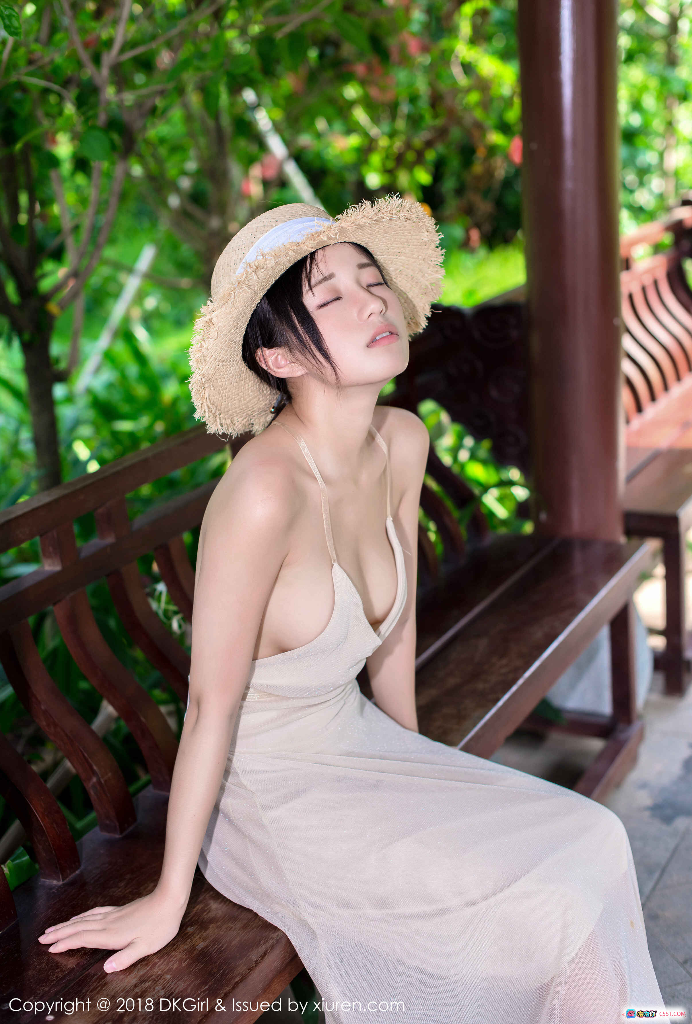 图片[8] - 苍井优香夏日写真：草帽少女蓝裙红心印花甜美微笑户外清新风 - 就要吻