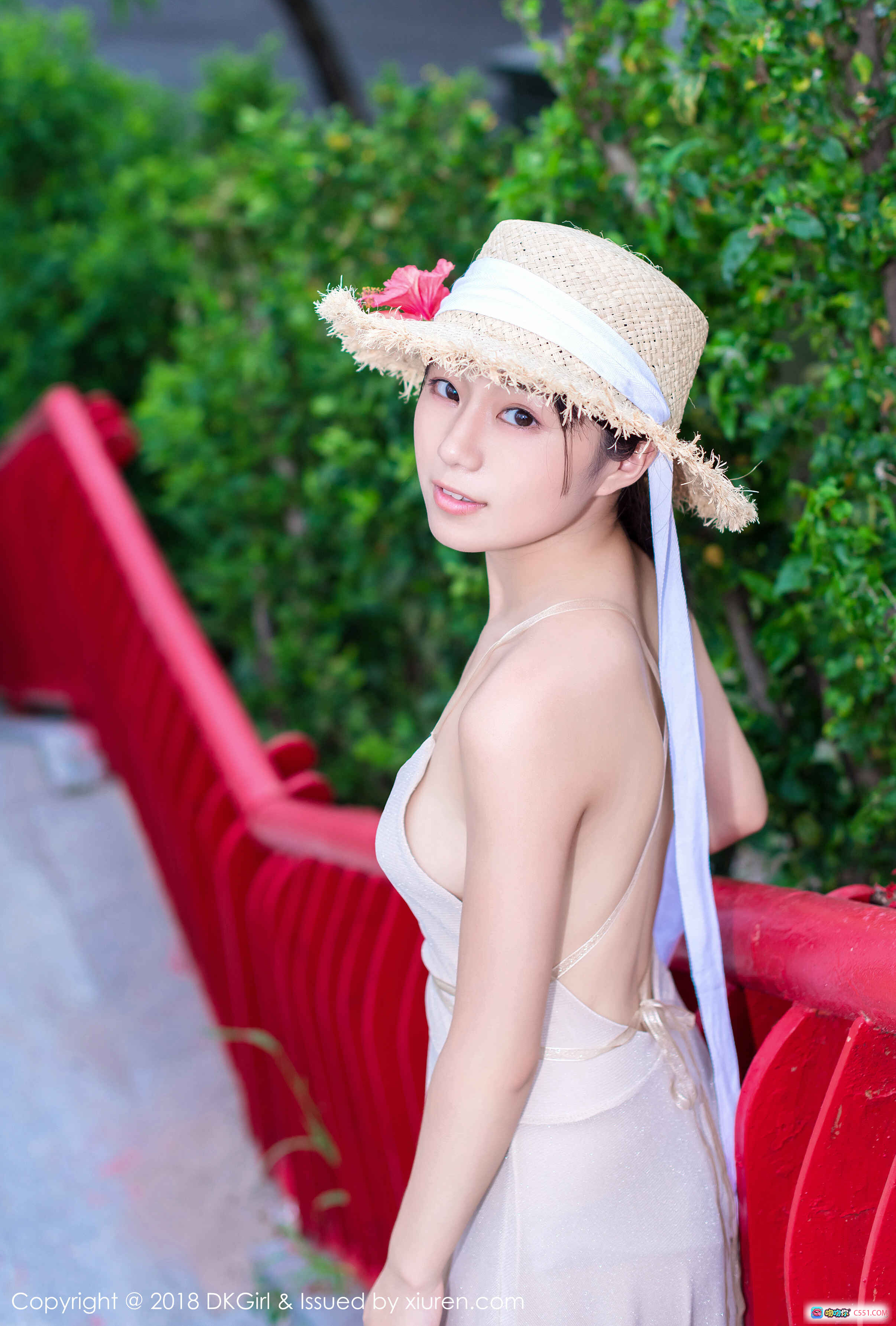 图片[2] - 苍井优香夏日写真：草帽少女蓝裙红心印花甜美微笑户外清新风 - 就要吻