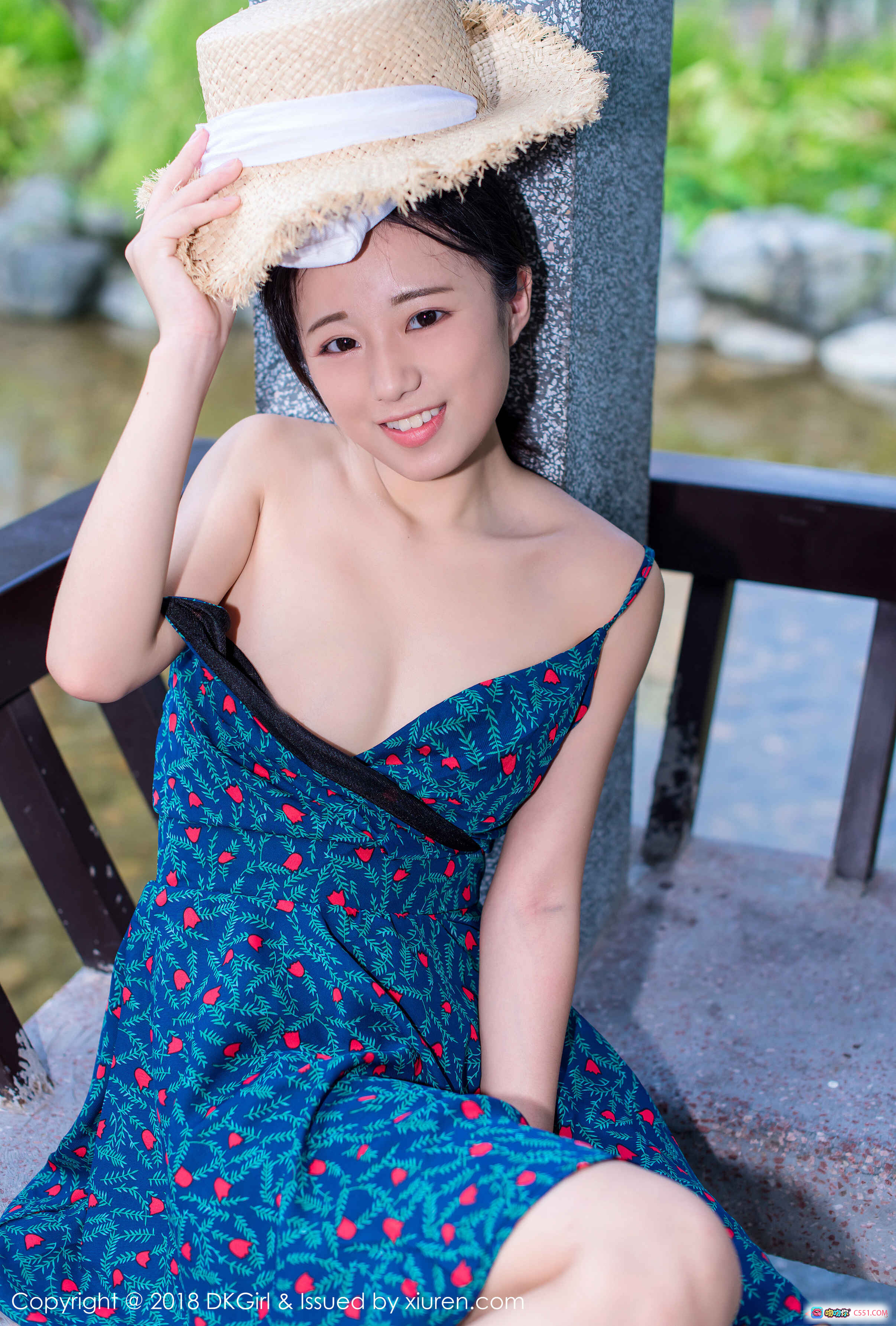苍井优香夏日写真：草帽少女蓝裙红心印花甜美微笑户外清新风 - 就要吻