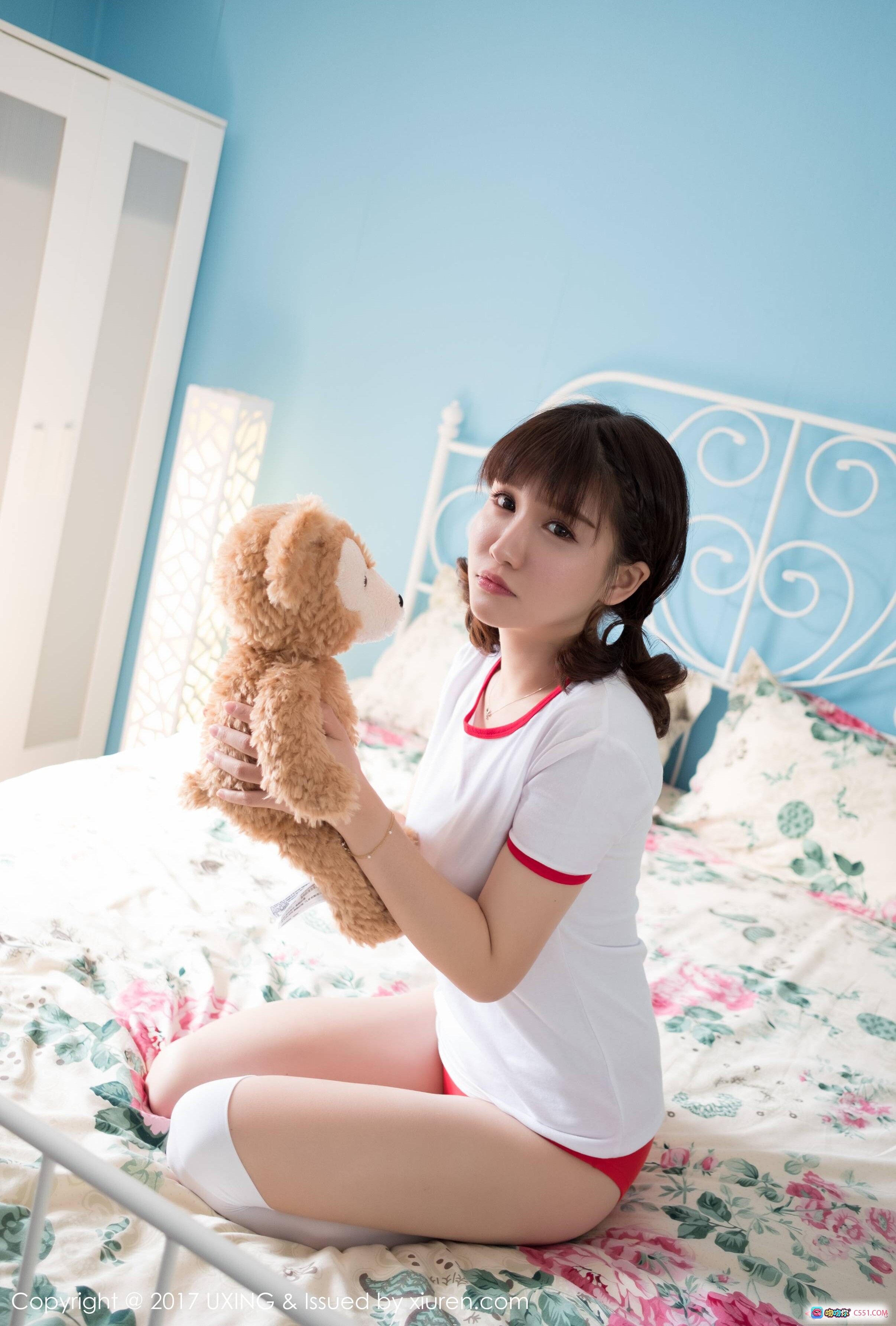 图片[8] - UXING 2017 Vol.040 K8傲娇萌萌Vivian 白T红边居家少女抱泰迪熊床照写真60P - 就要吻