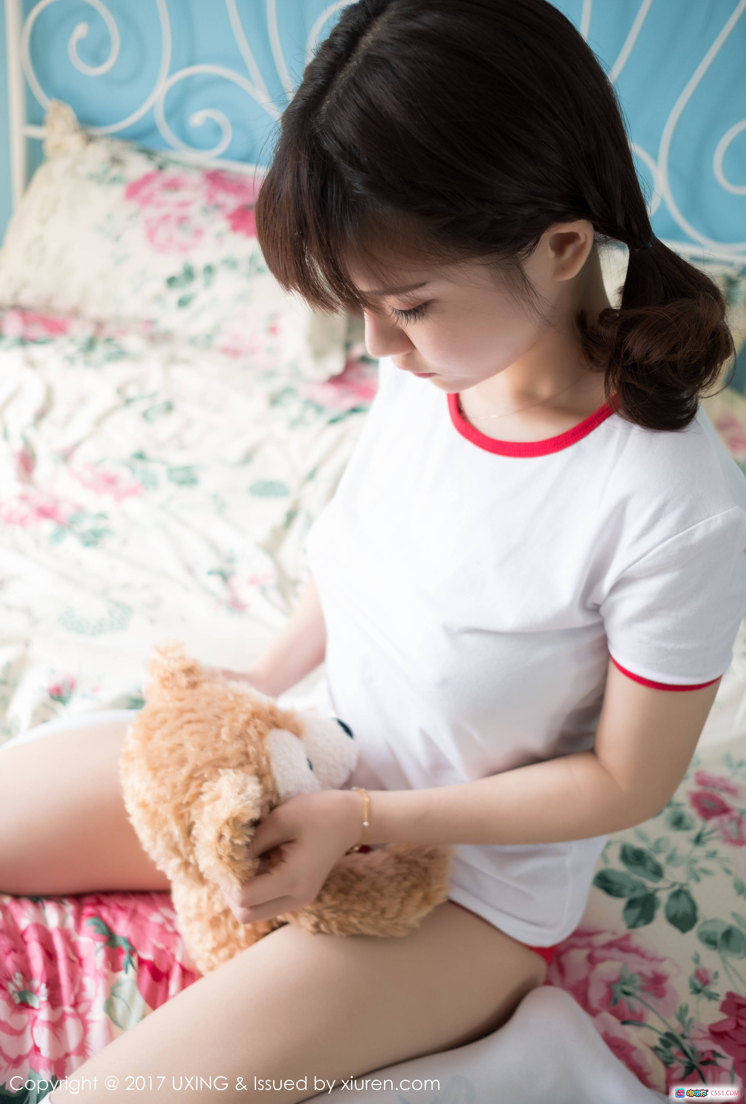 UXING 2017 Vol.040 K8傲娇萌萌Vivian 白T红边居家少女抱泰迪熊床照写真60P - 就要吻