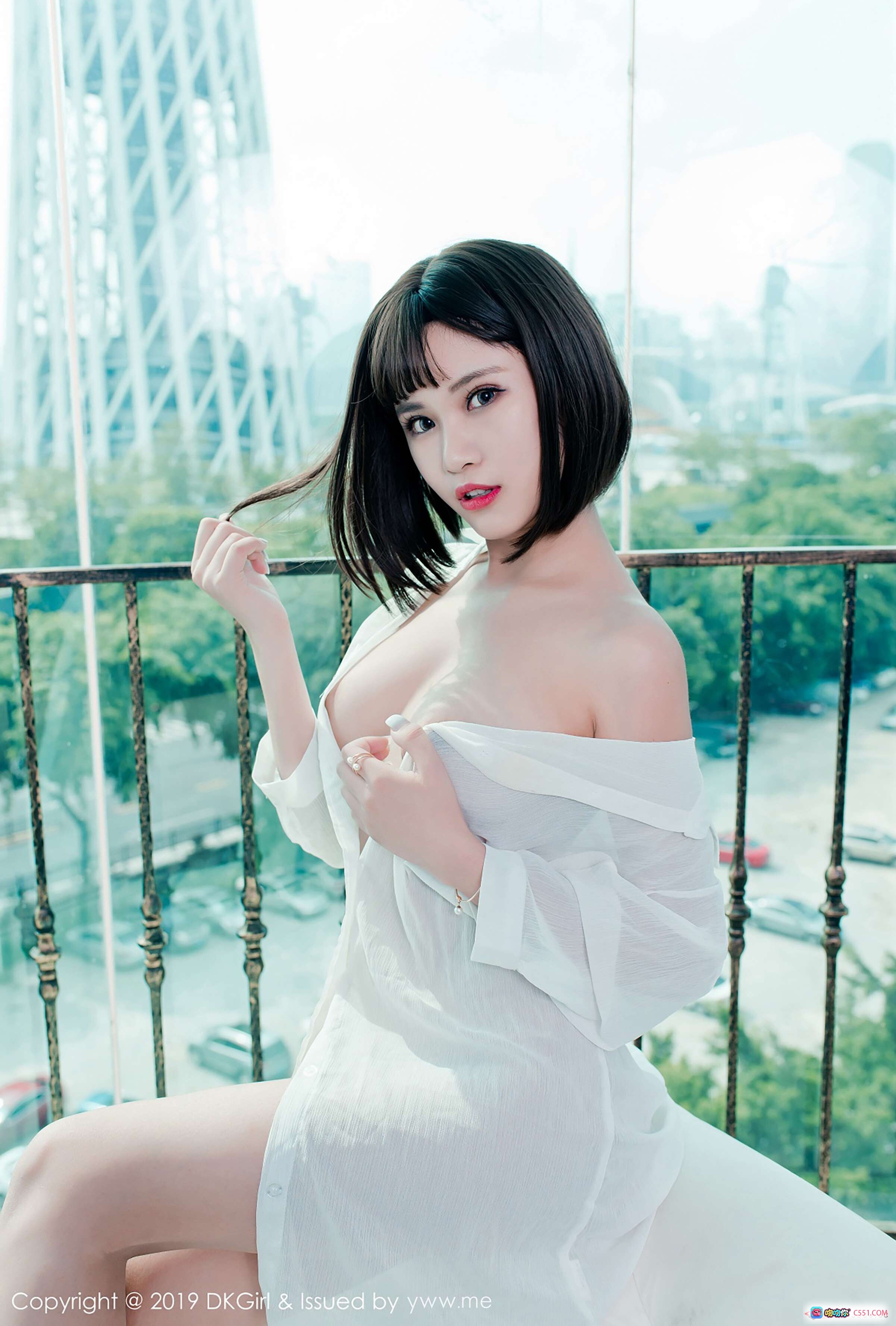图片[7] - 萌宝儿BoA白色露肩衬衫写真 | DKGirl2019 Vol.094阳台性感美拍 | 短发少女都市风光背景 - 就要吻