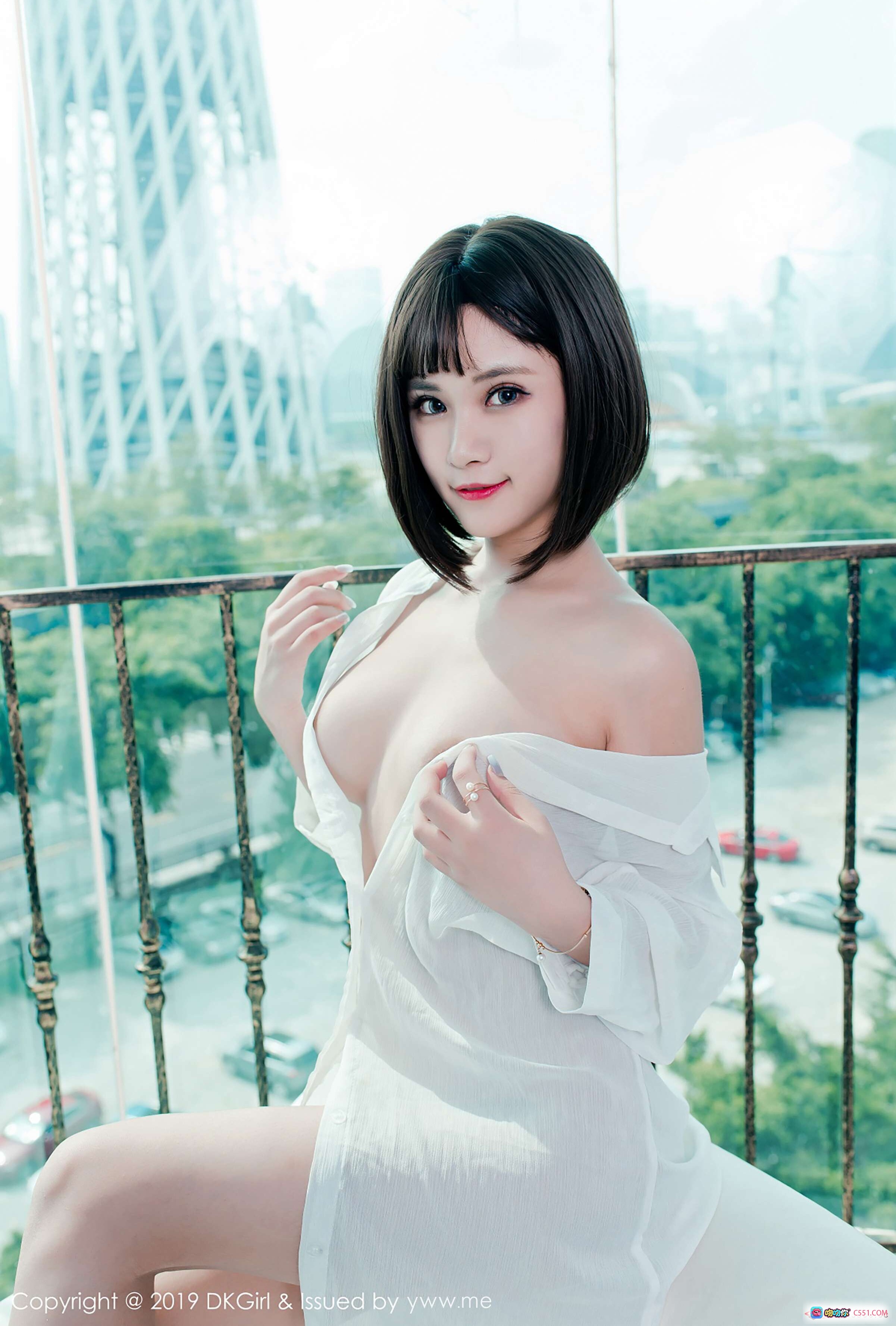 萌宝儿BoA白色露肩衬衫写真 | DKGirl2019 Vol.094阳台性感美拍 | 短发少女都市风光背景 - 就要吻