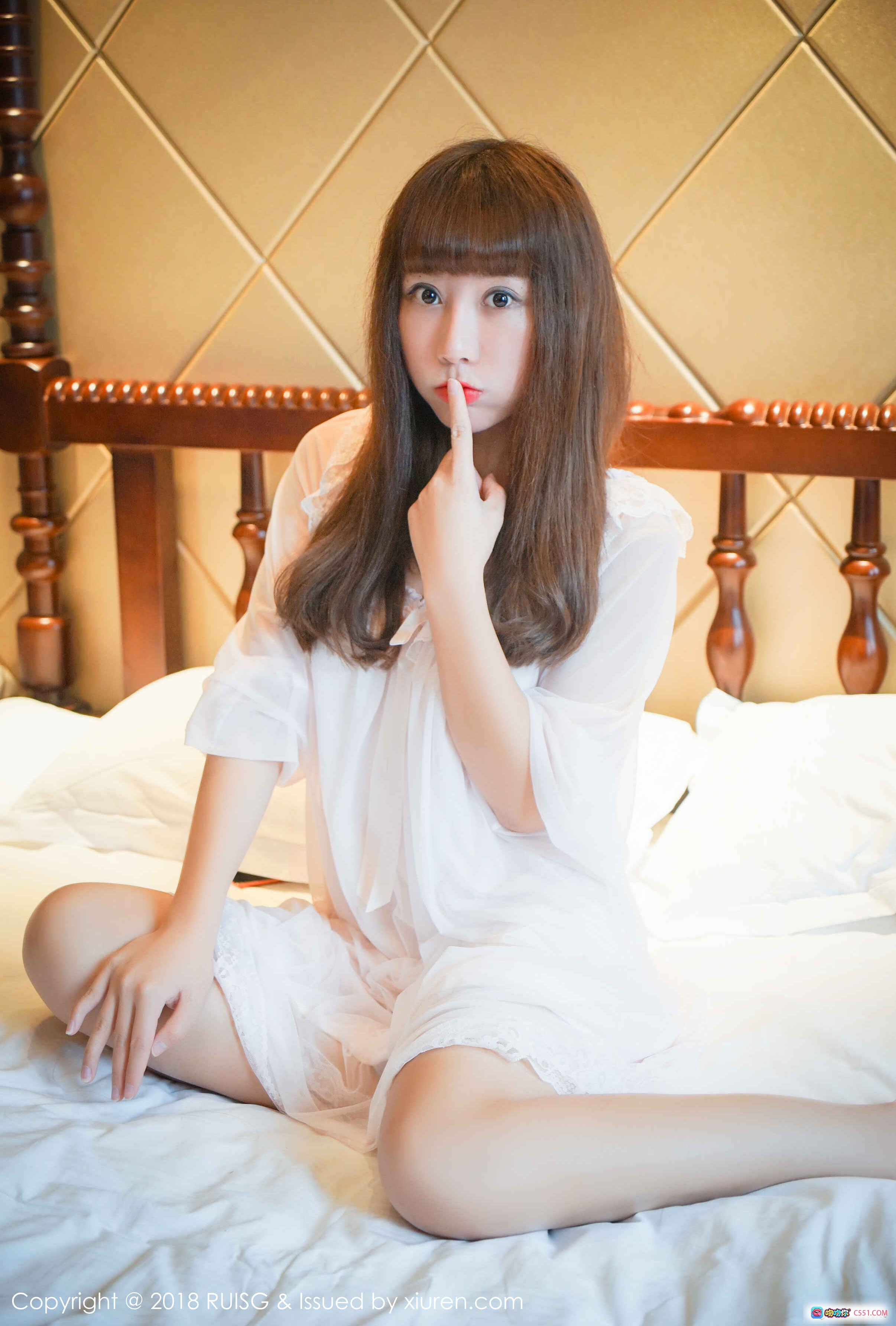 夏笑笑Summer白色睡衣床照写真 | RUISG瑞丝馆2018 VOL.043高清私房美图 - 就要吻
